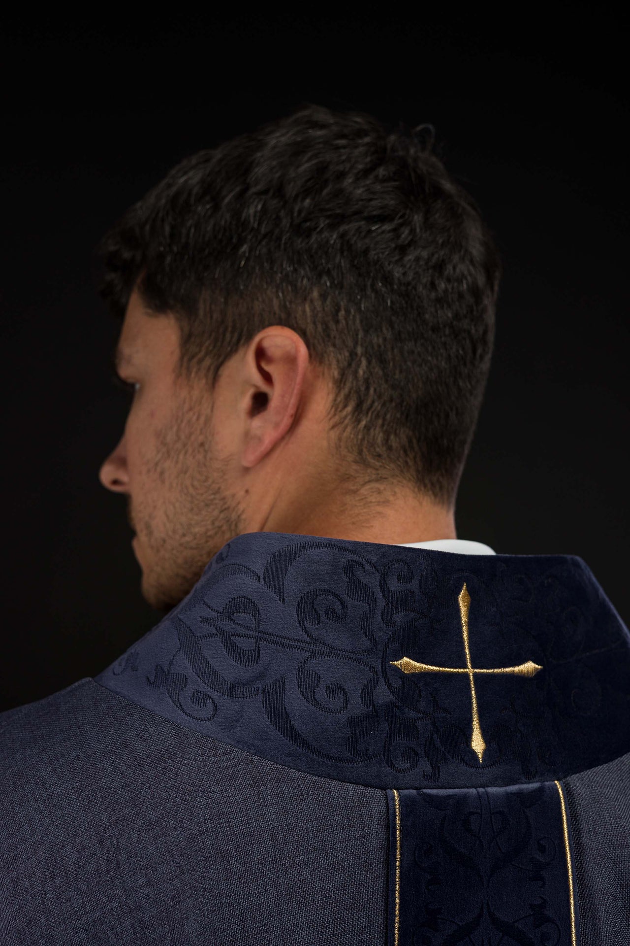 Chasuble de couleur violette avec bande et col brodés de croix