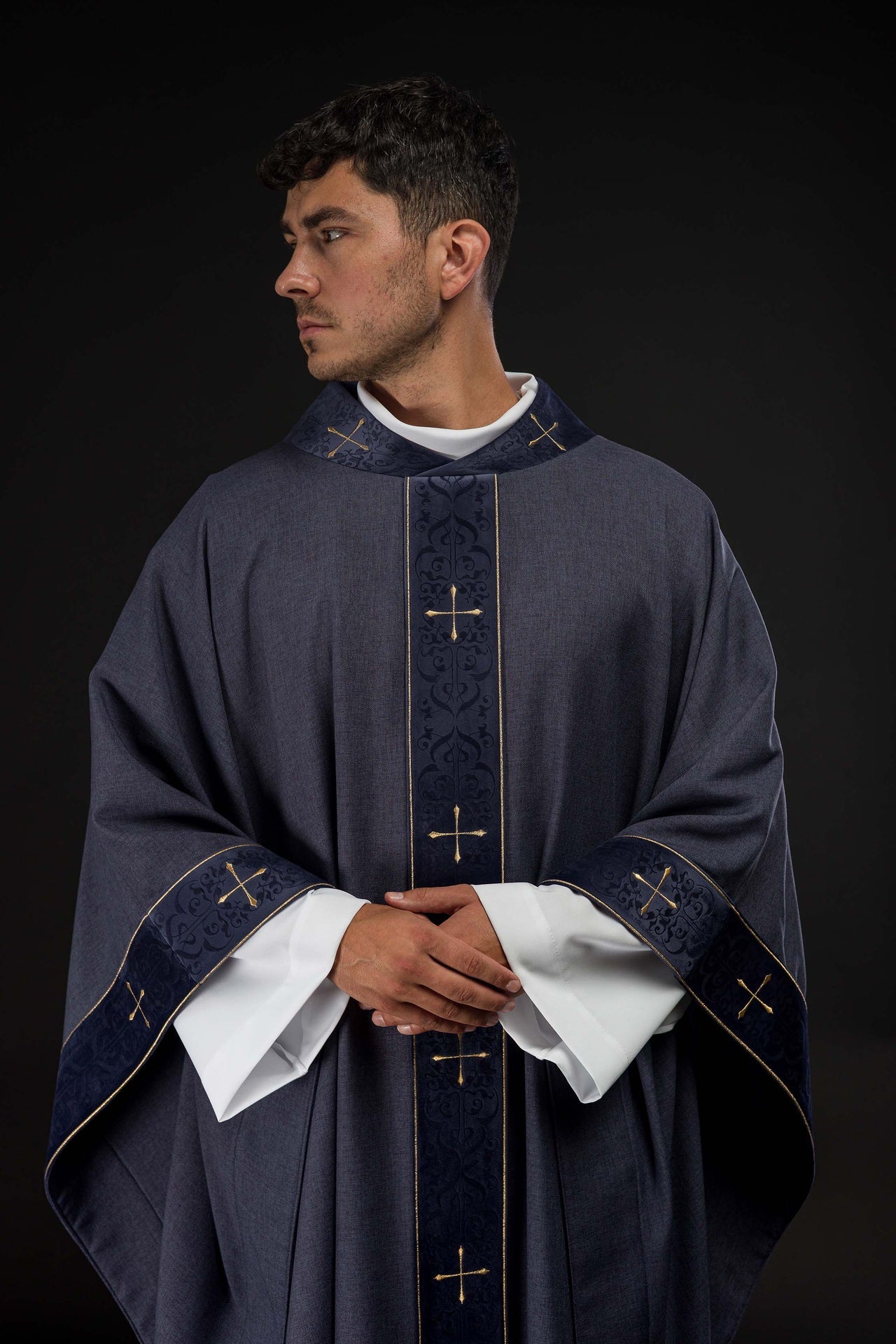 Chasuble de couleur violette avec bande et col brodés de croix