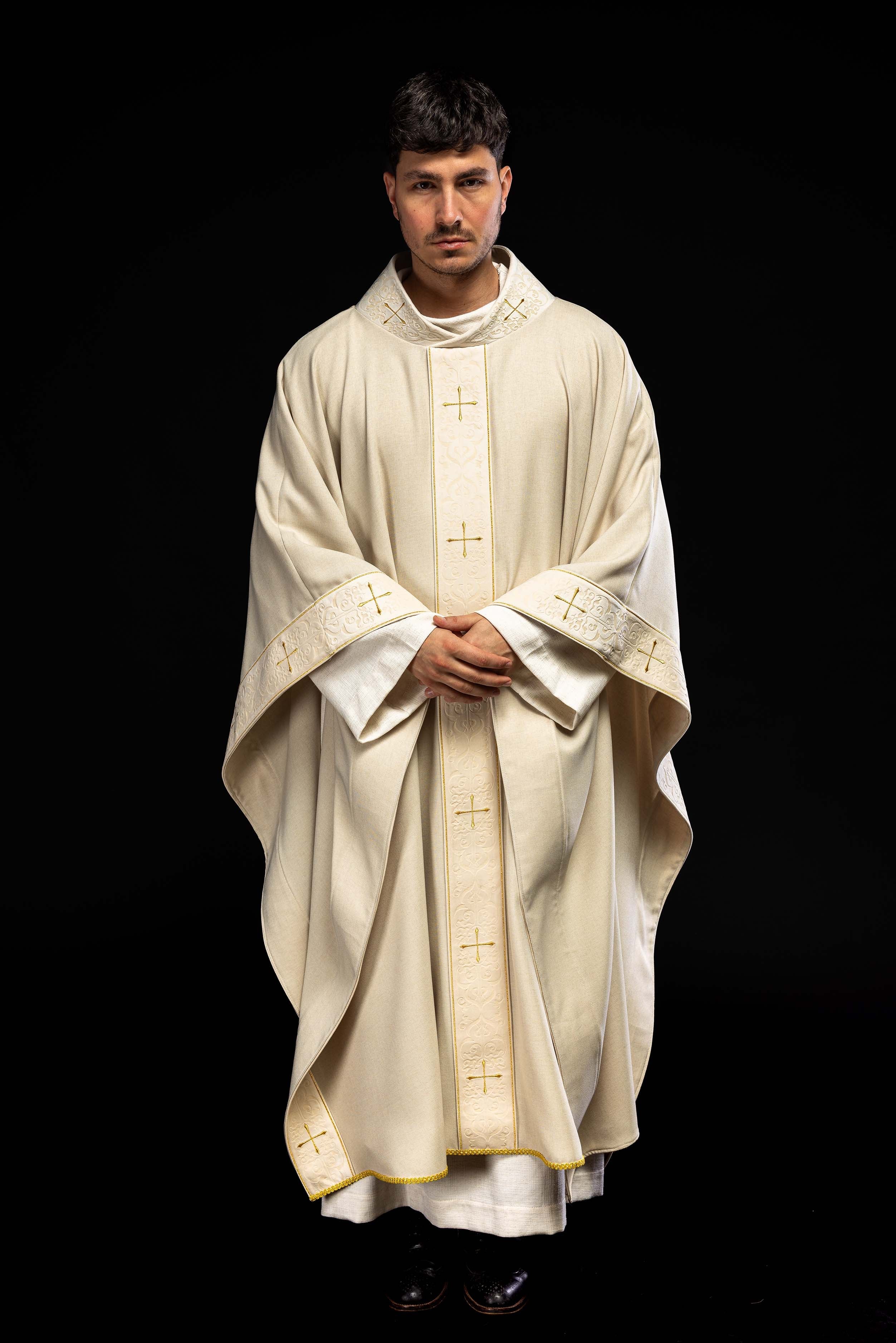 Chasuble écrue avec bande et col brodés de croix