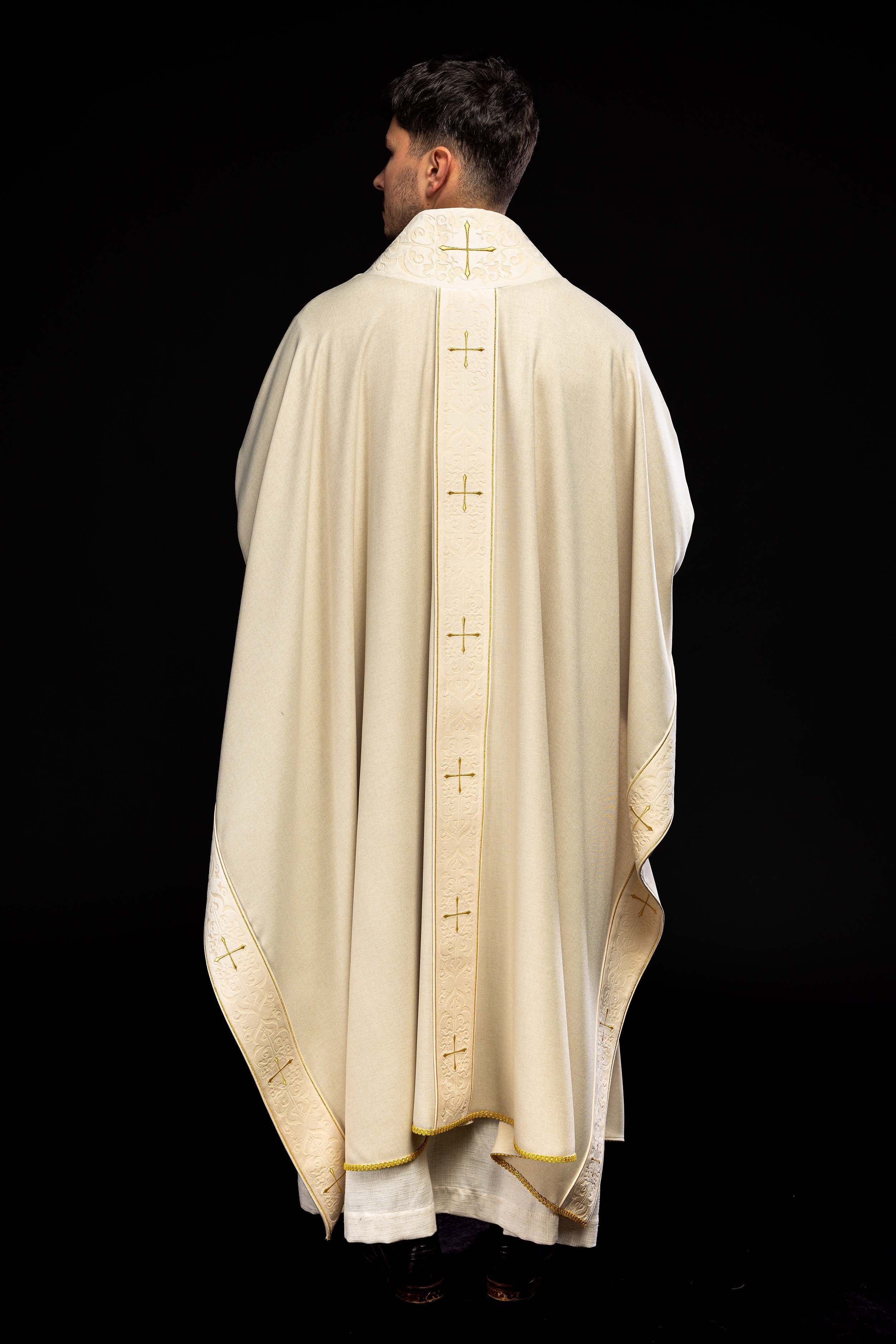 Chasuble écrue avec bande et col brodés de croix