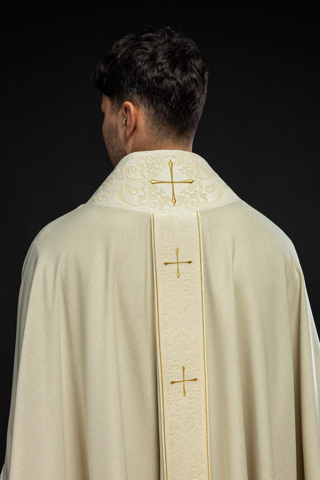 Chasuble écrue avec bande et col brodés de croix
