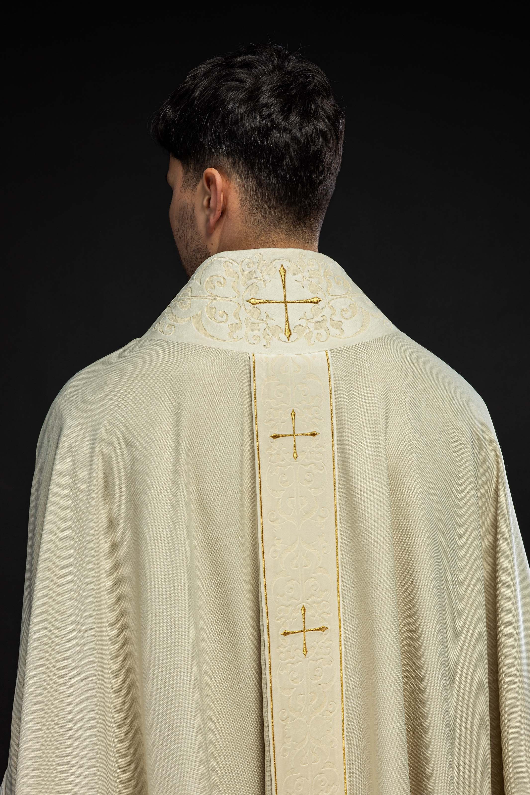 Chasuble écrue avec bande et col brodés de croix