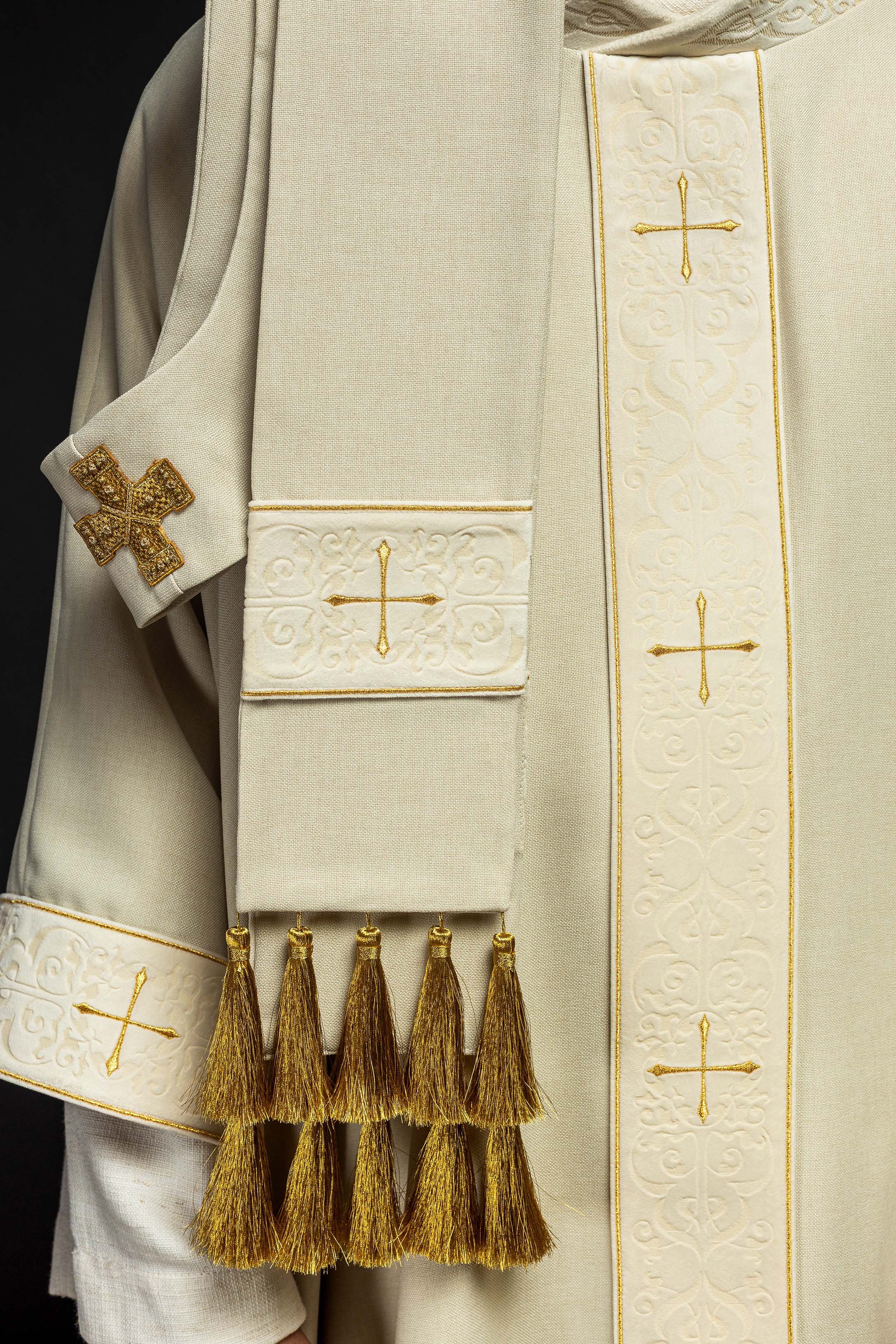 Chasuble écrue avec bande et col brodés de croix