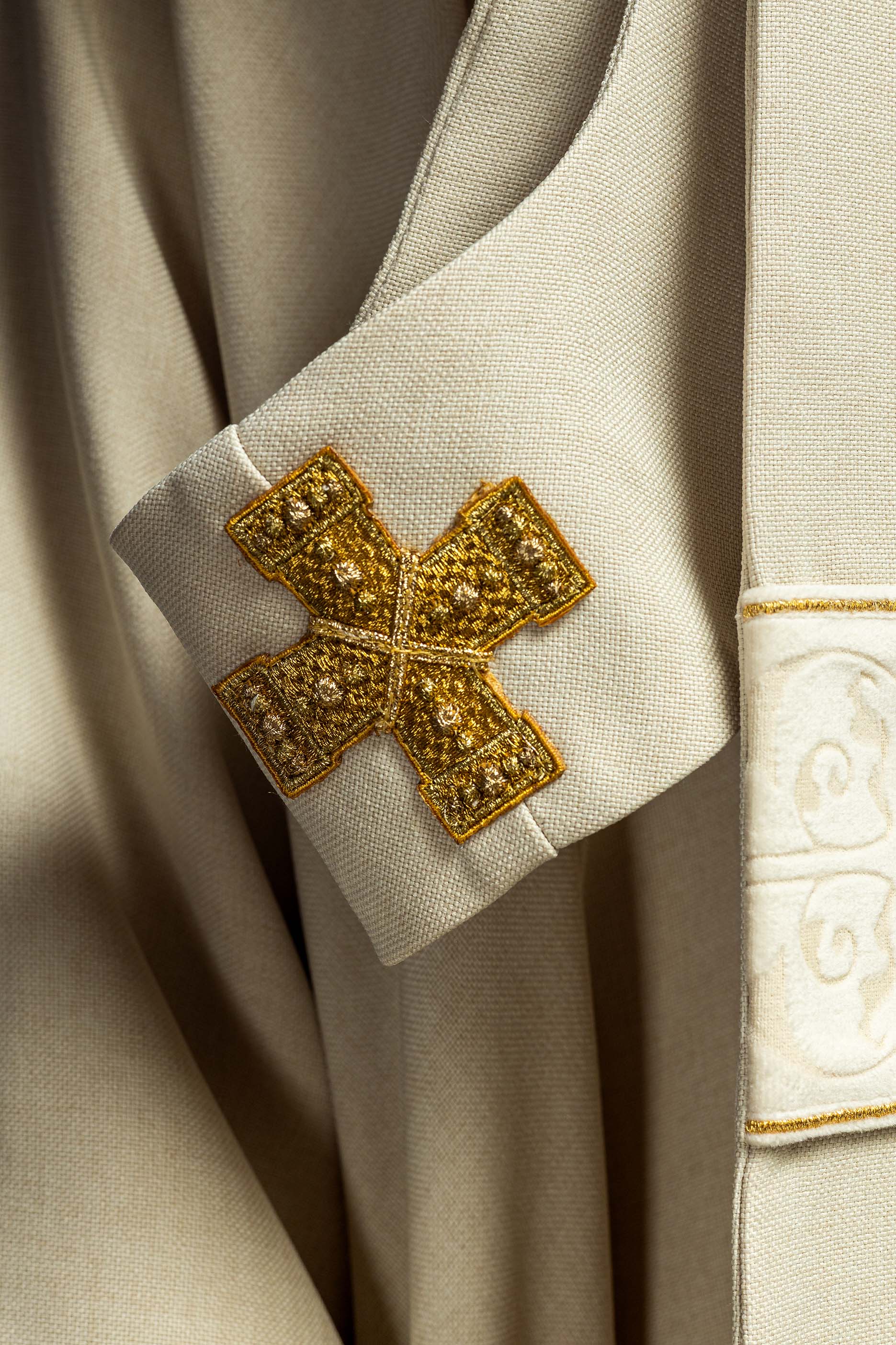 Chasuble écrue avec bande et col brodés de croix