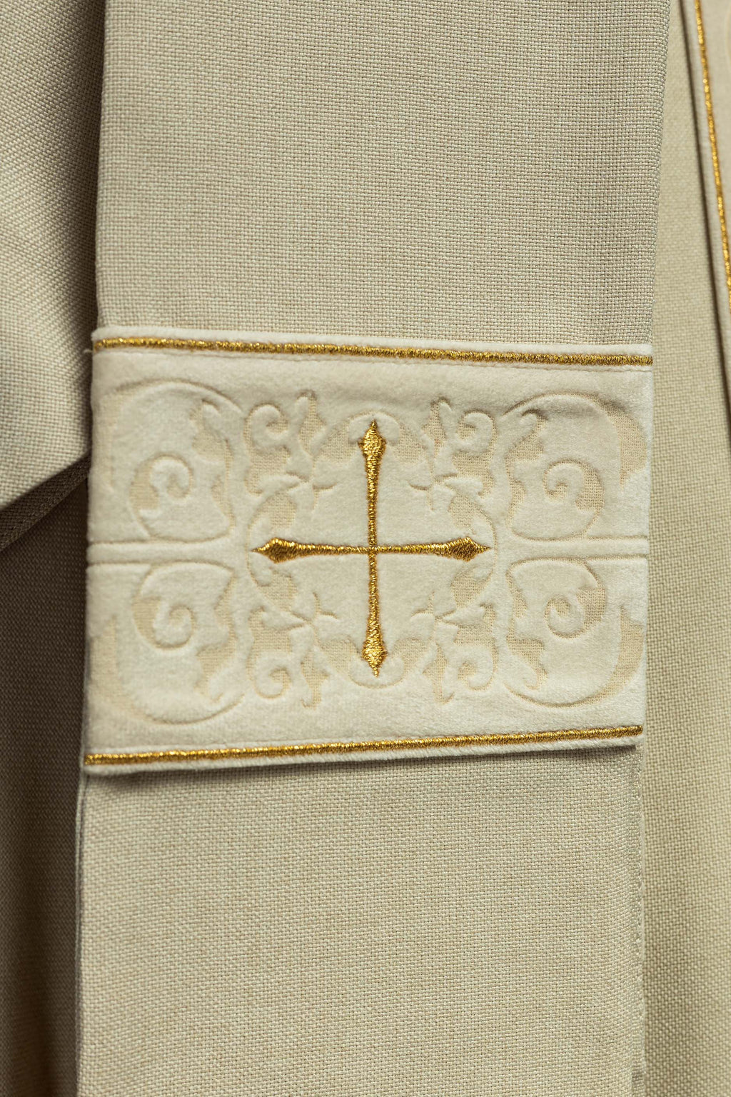 Chasuble écrue avec bande et col brodés de croix