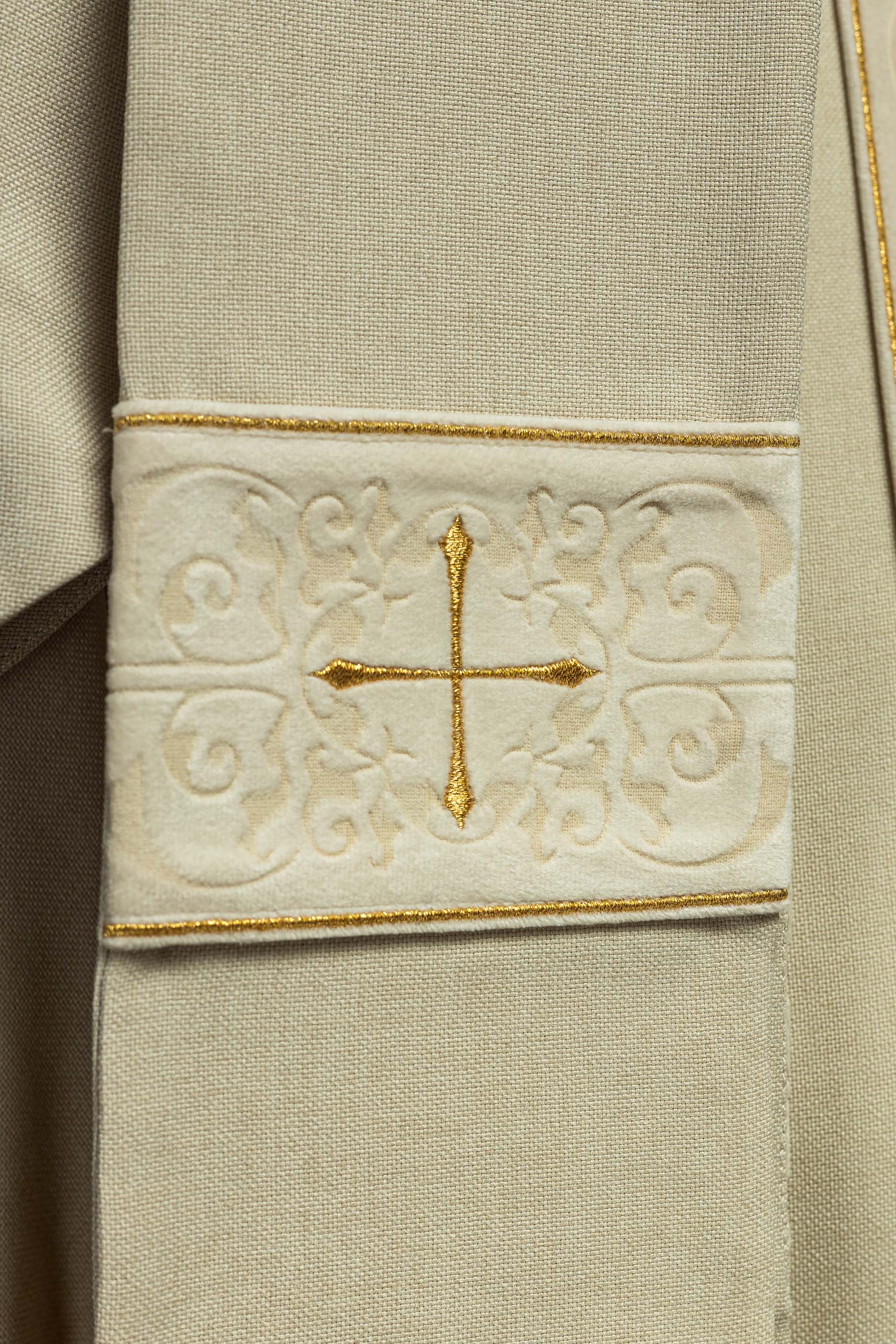 Chasuble écrue avec bande et col brodés de croix
