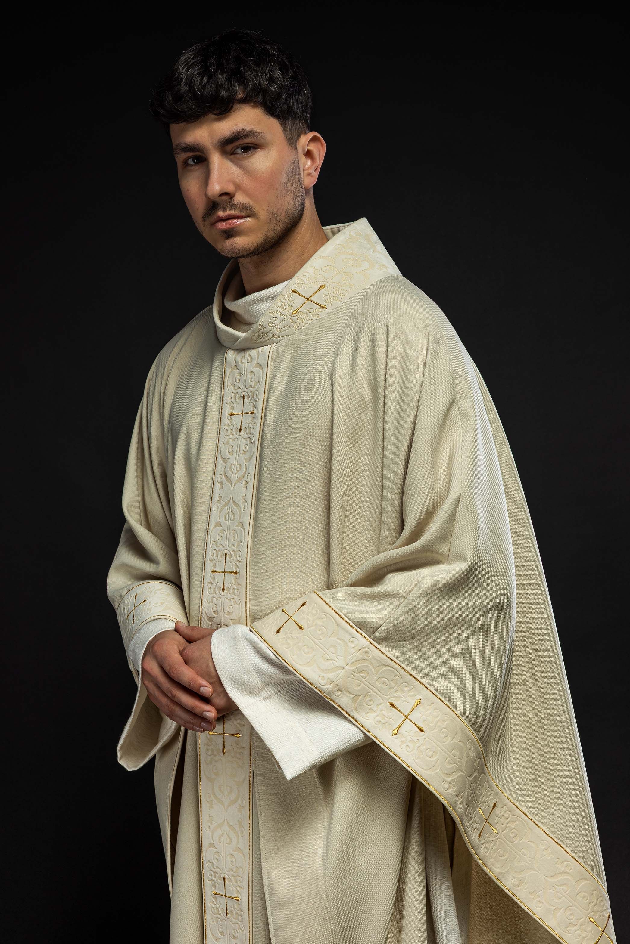 Chasuble écrue avec bande et col brodés de croix
