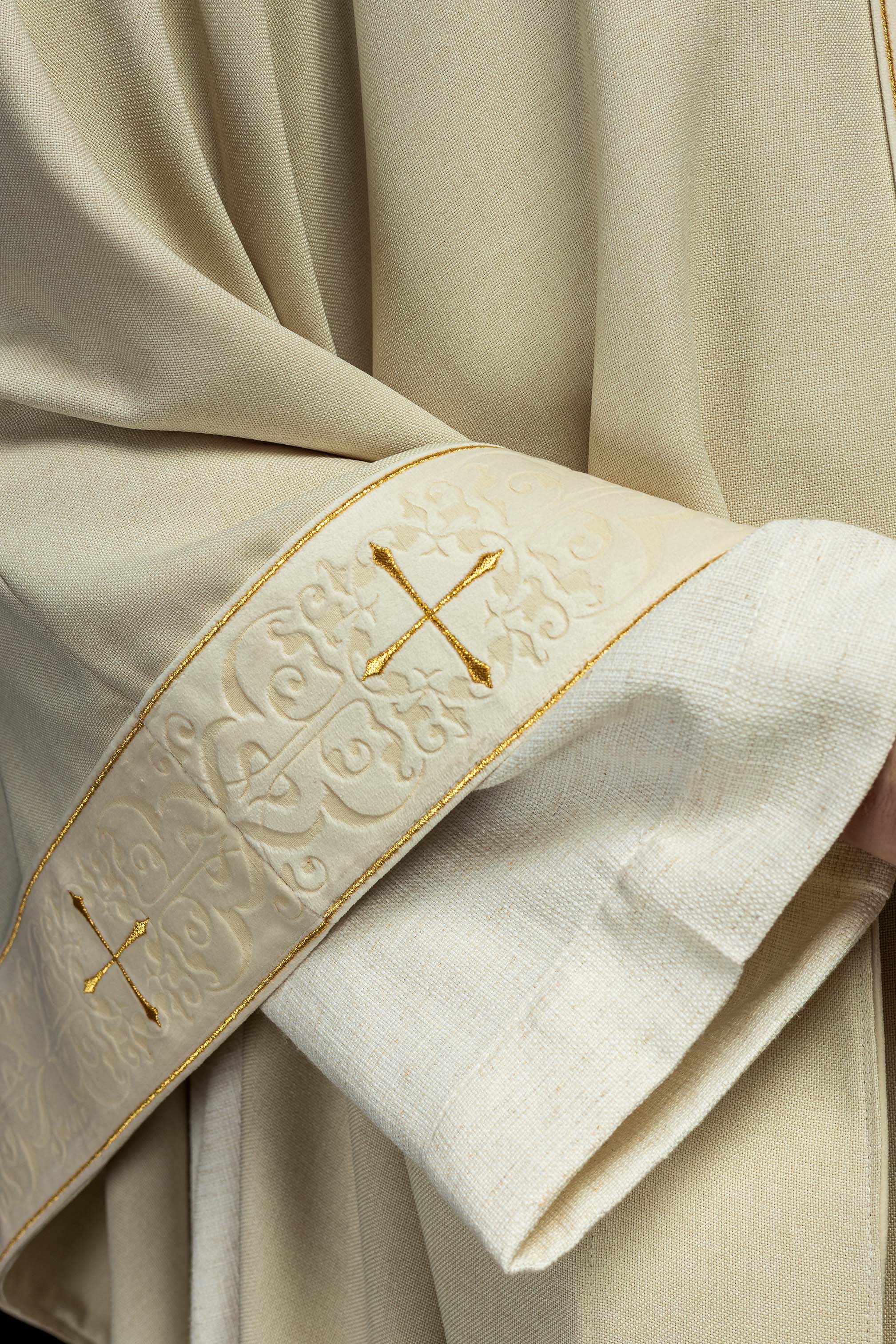 Chasuble écrue avec bande et col brodés de croix