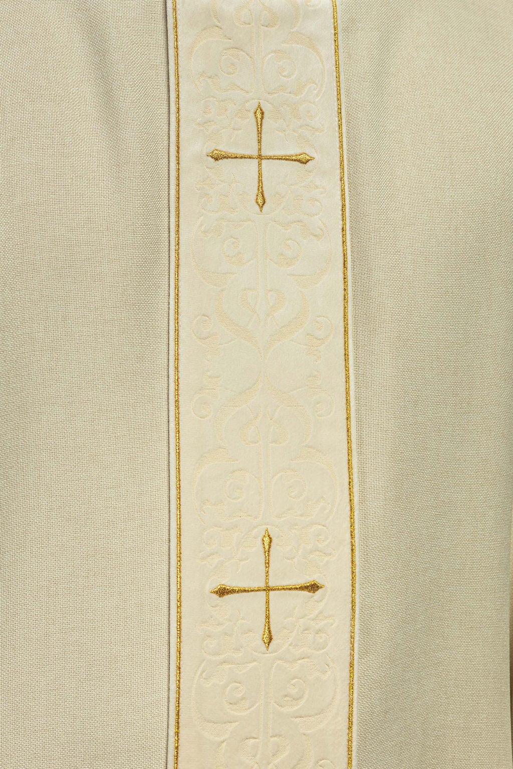 Chasuble écrue avec bande et col brodés de croix