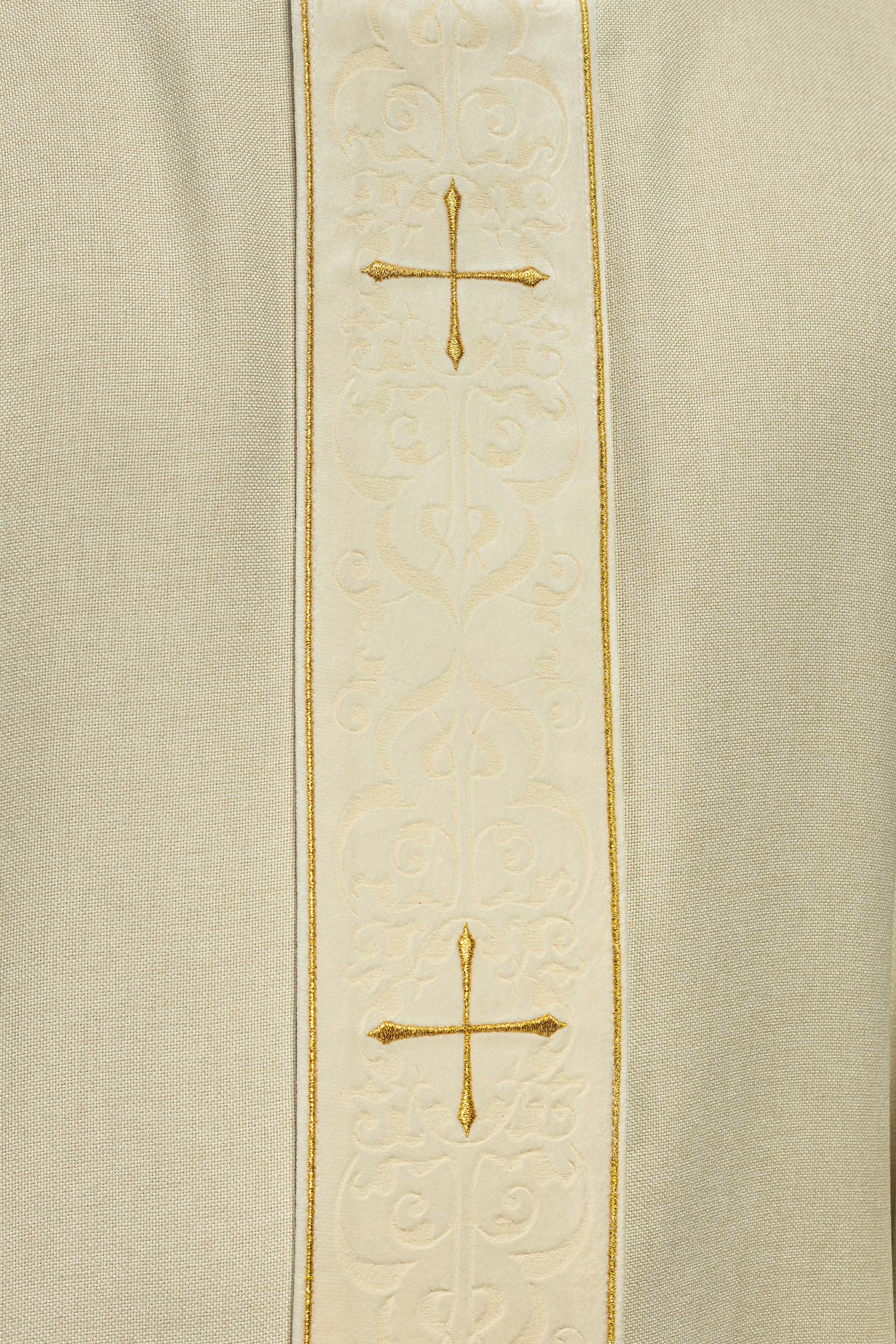 Chasuble écrue avec bande et col brodés de croix