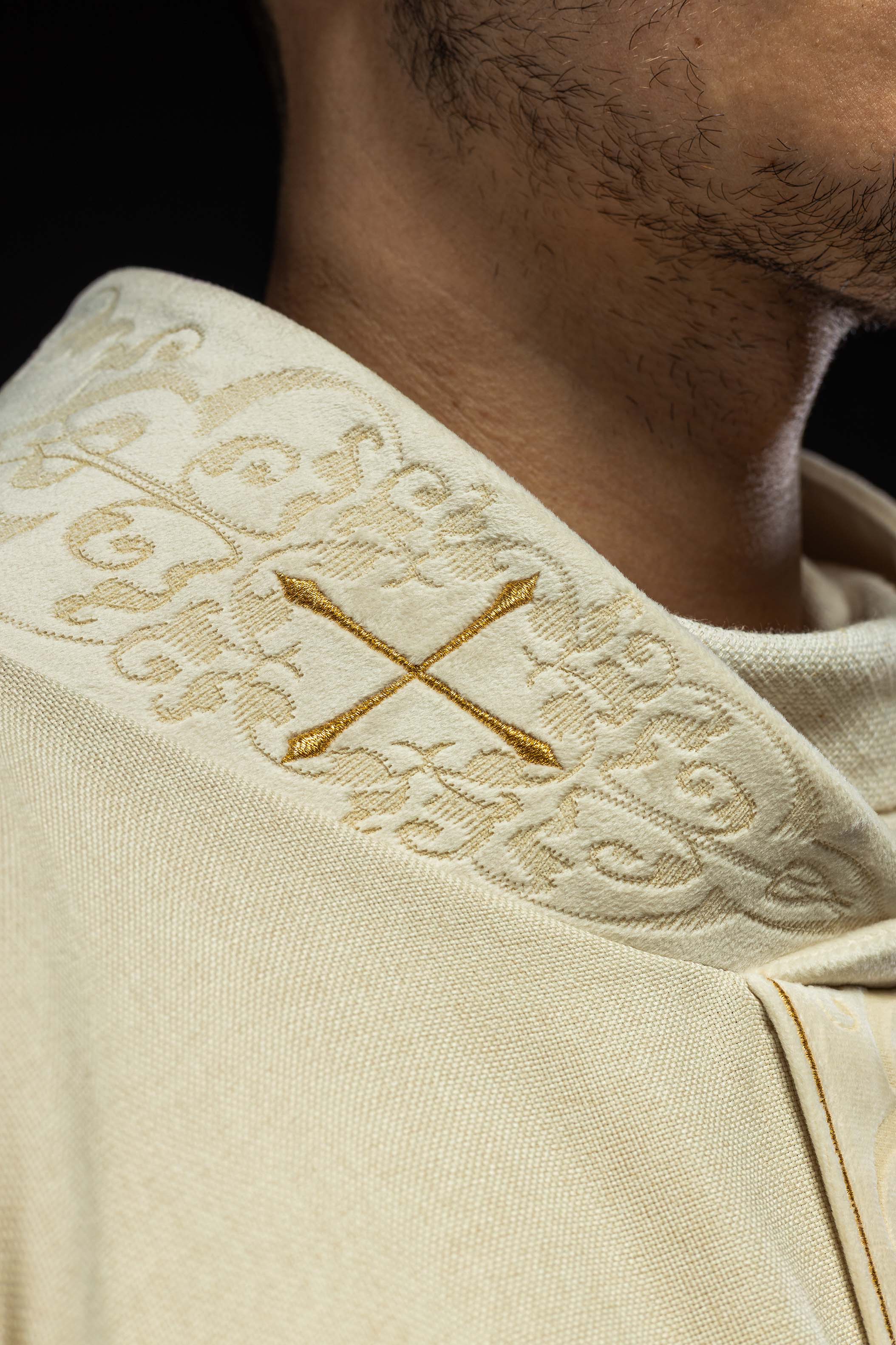 Chasuble écrue avec bande et col brodés de croix