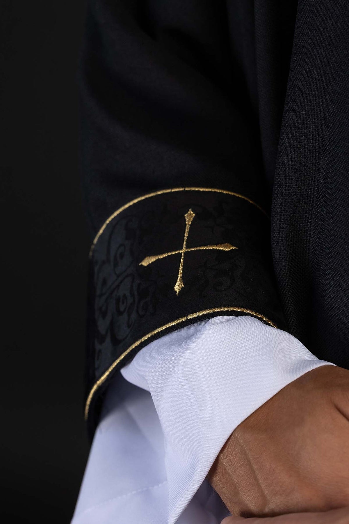 Chasuble noire avec orfroi brodé et col orné de croix