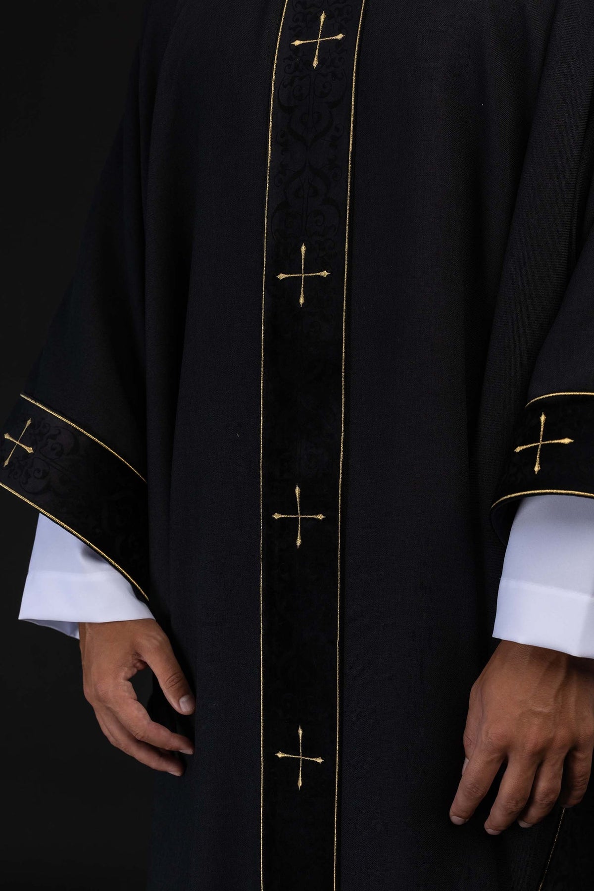 Chasuble noire avec orfroi brodé et col orné de croix
