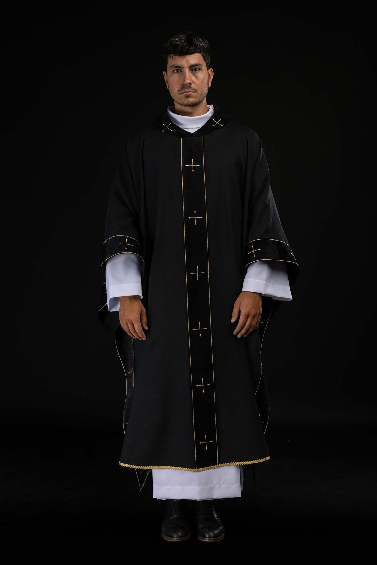 Chasuble noire avec orfroi brodé et col orné de croix