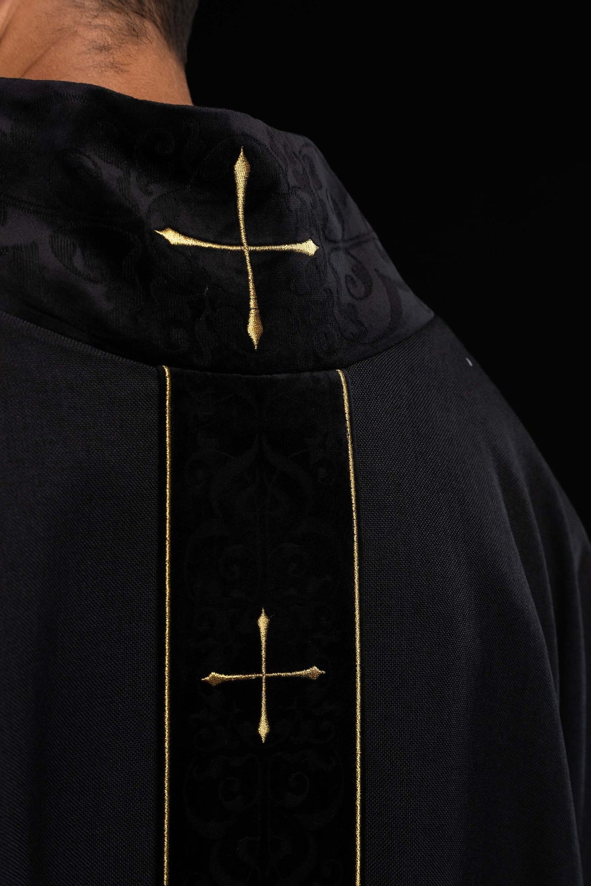 Chasuble noire avec orfroi brodé et col orné de croix
