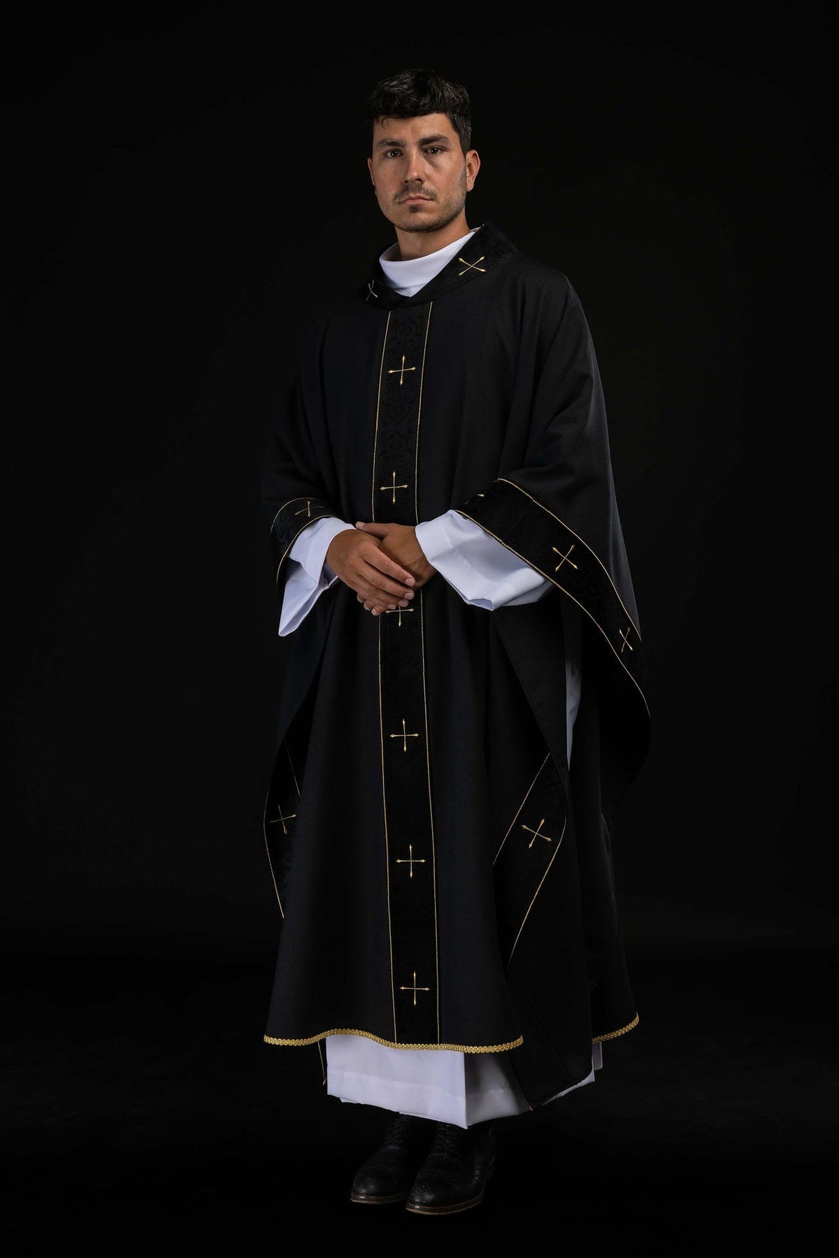 Chasuble noire avec orfroi brodé et col orné de croix