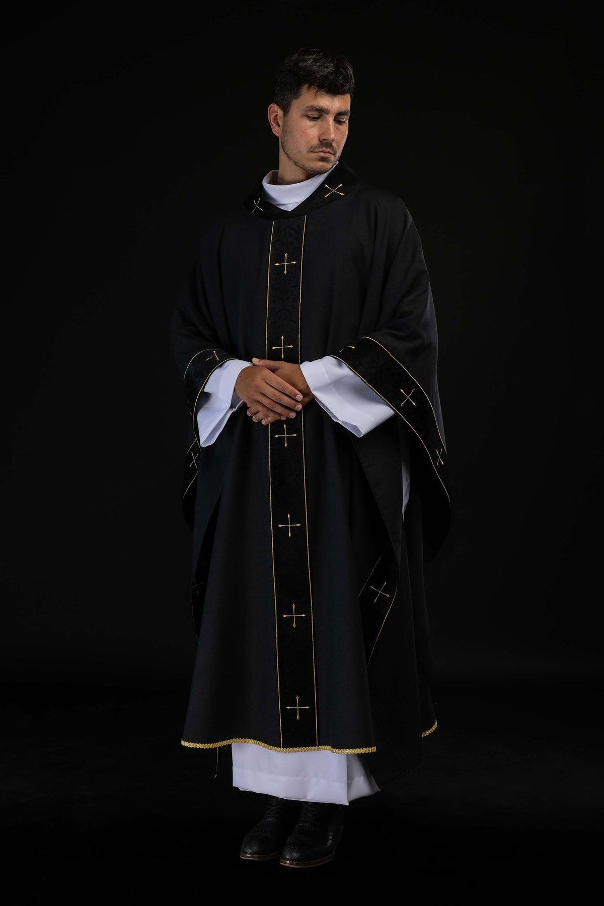 Chasuble noire avec orfroi brodé et col orné de croix