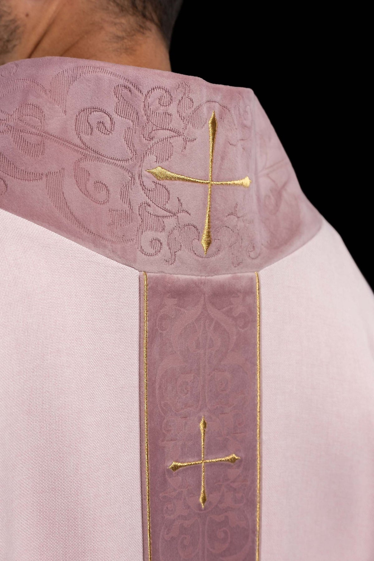 Chasuble rose avec orfroi brodé et col orné de croix
