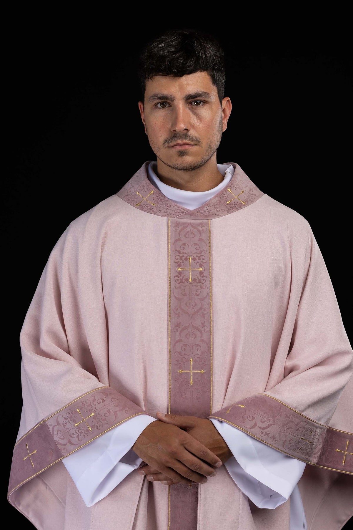 Chasuble rose avec orfroi brodé et col orné de croix