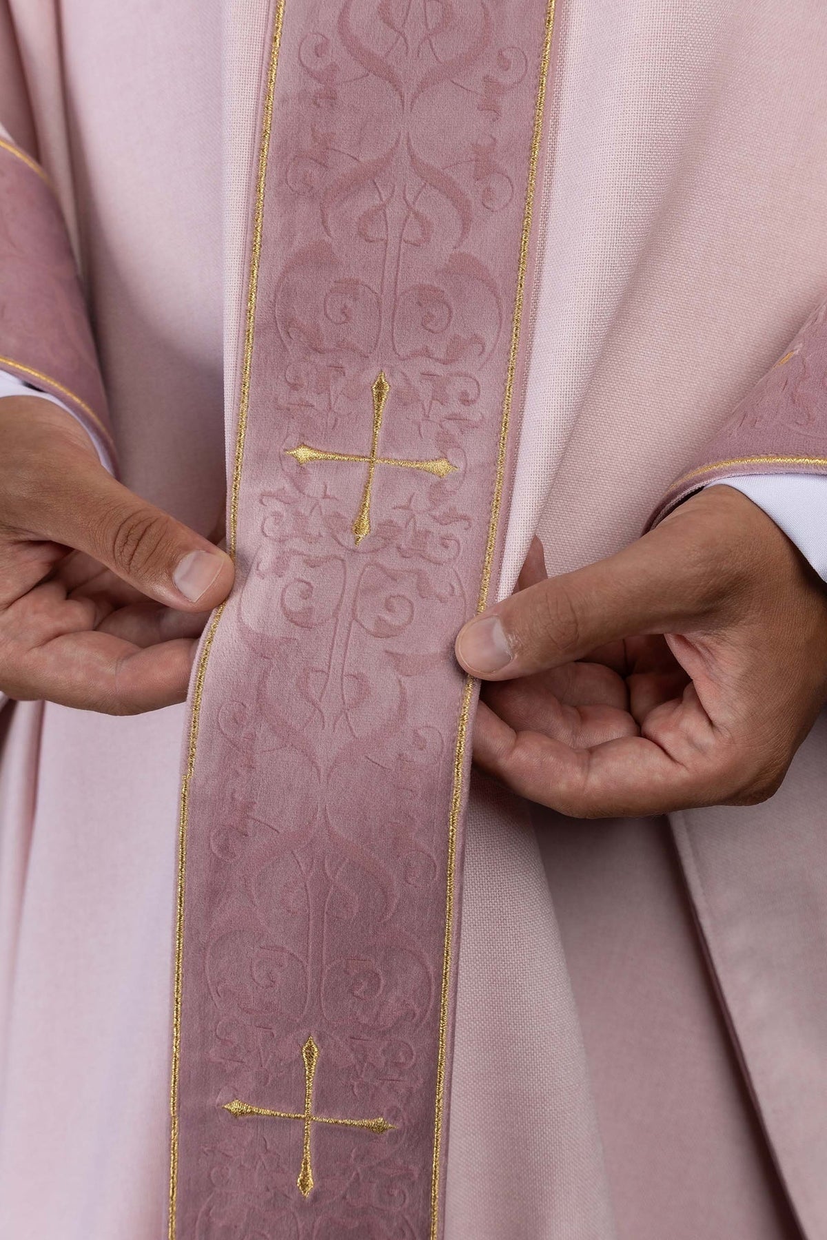 Chasuble rose avec orfroi brodé et col orné de croix