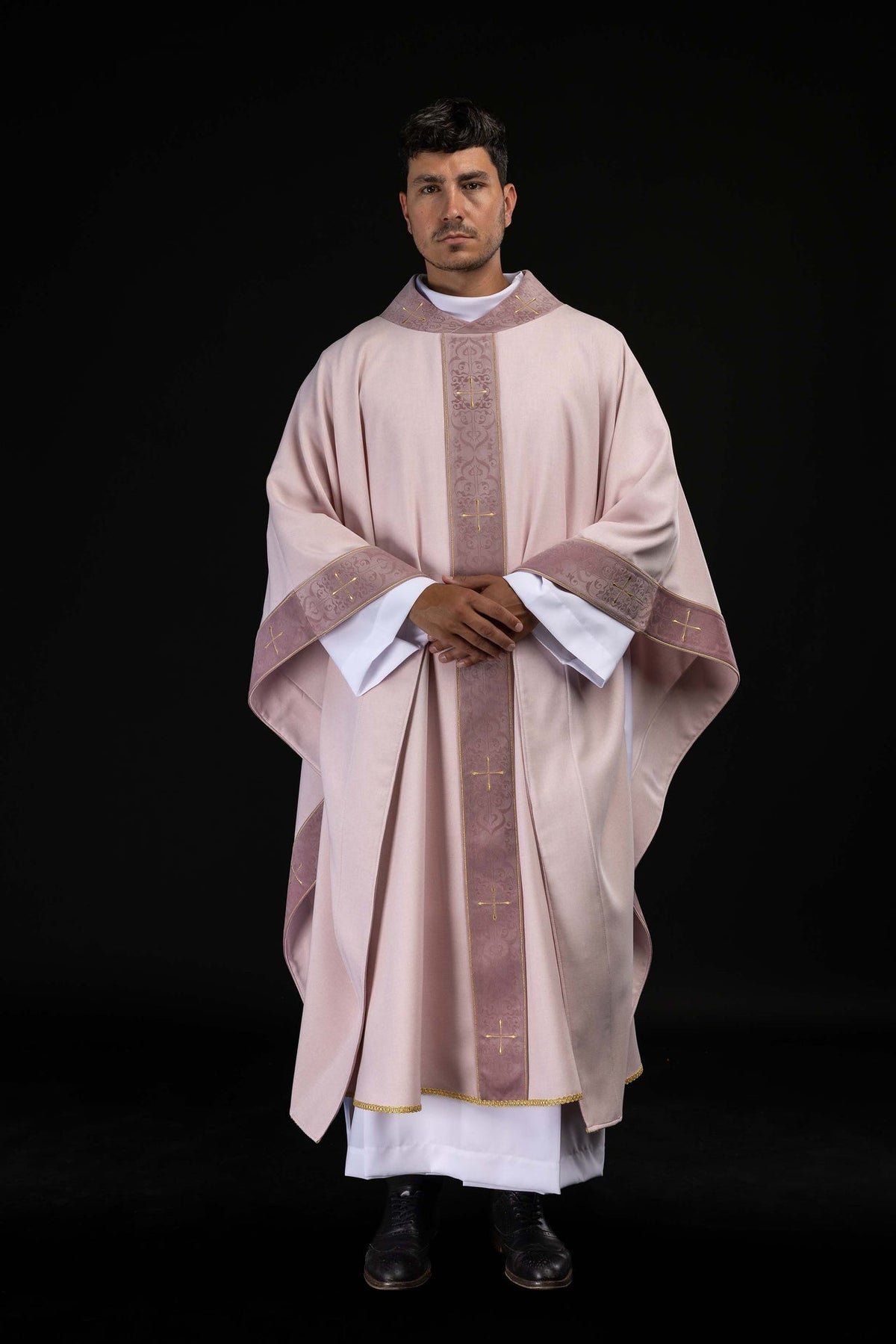 Chasuble rose avec orfroi brodé et col orné de croix