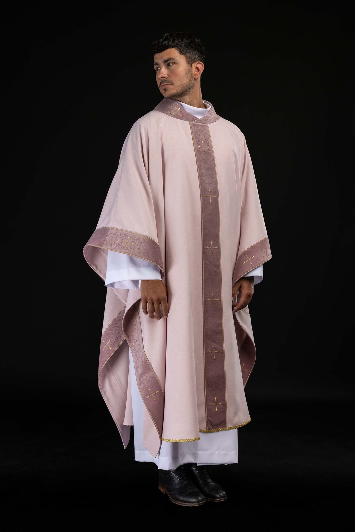 Chasuble rose avec orfroi brodé et col orné de croix