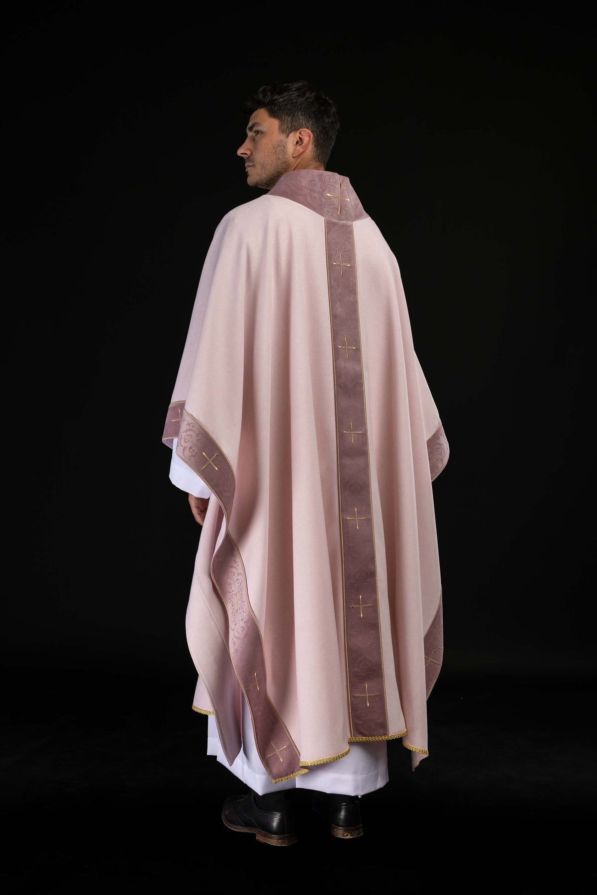 Chasuble rose avec orfroi brodé et col orné de croix
