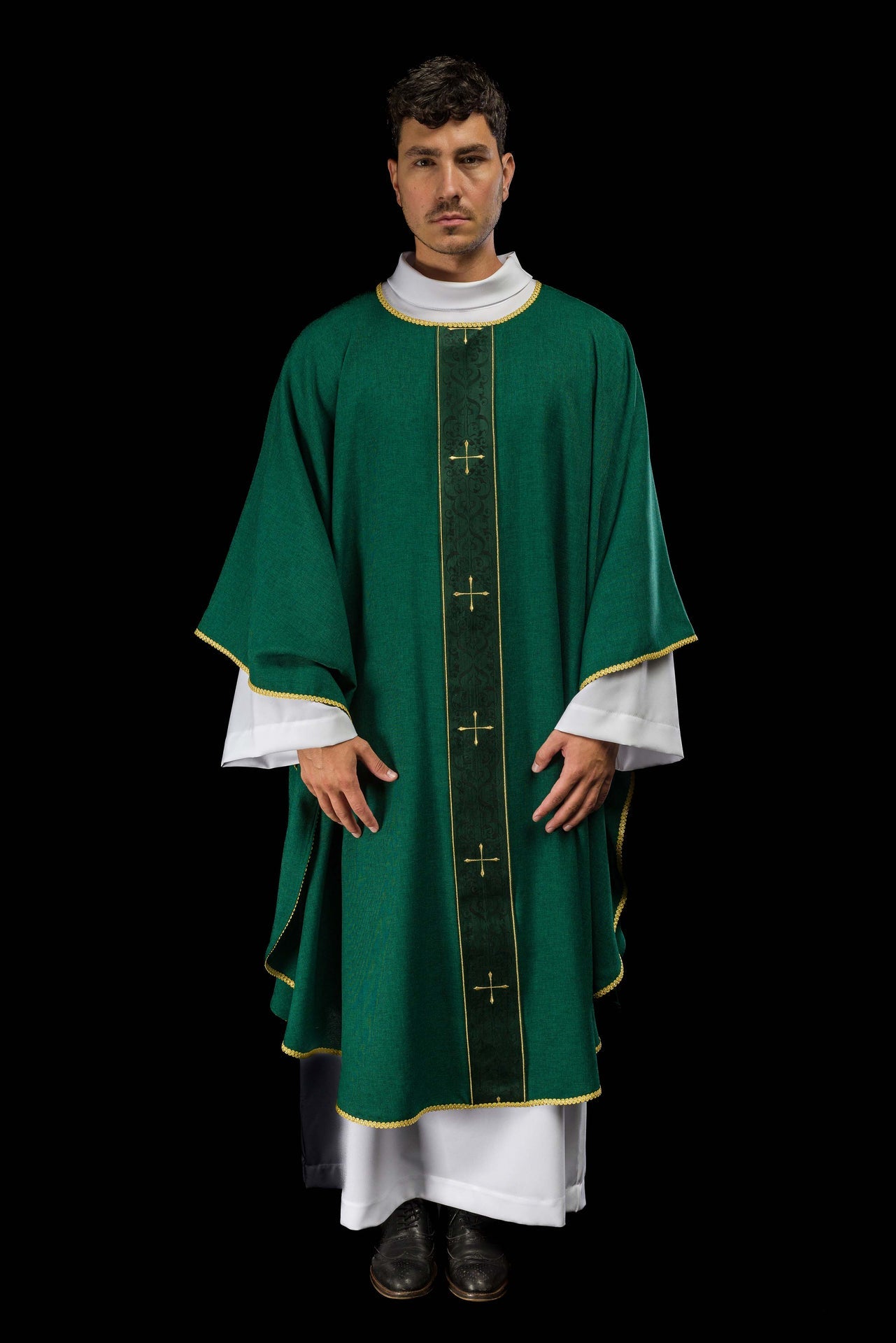 Chasuble de couleur verte avec une bande brodée de croix