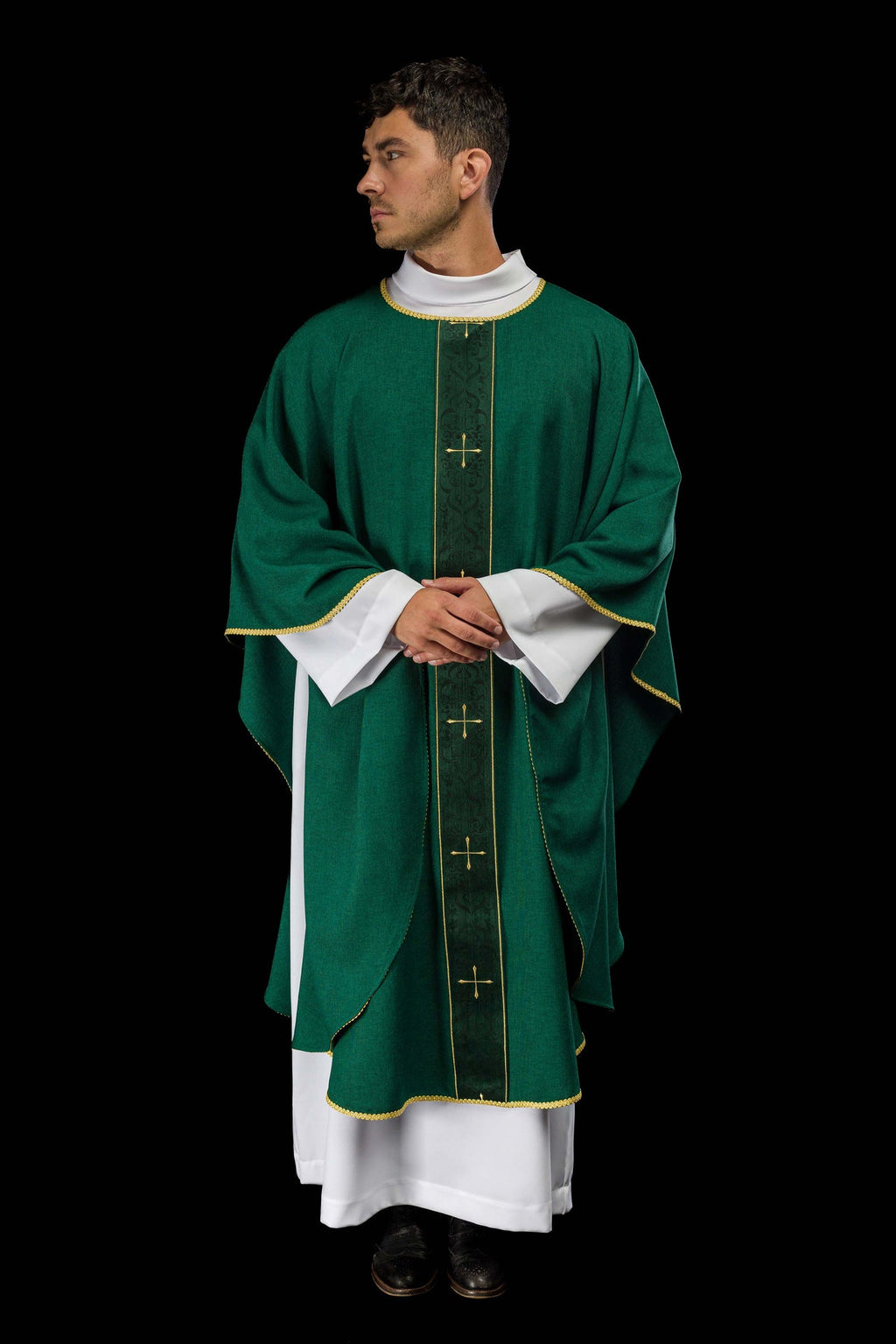 Chasuble de couleur verte avec une bande brodée de croix
