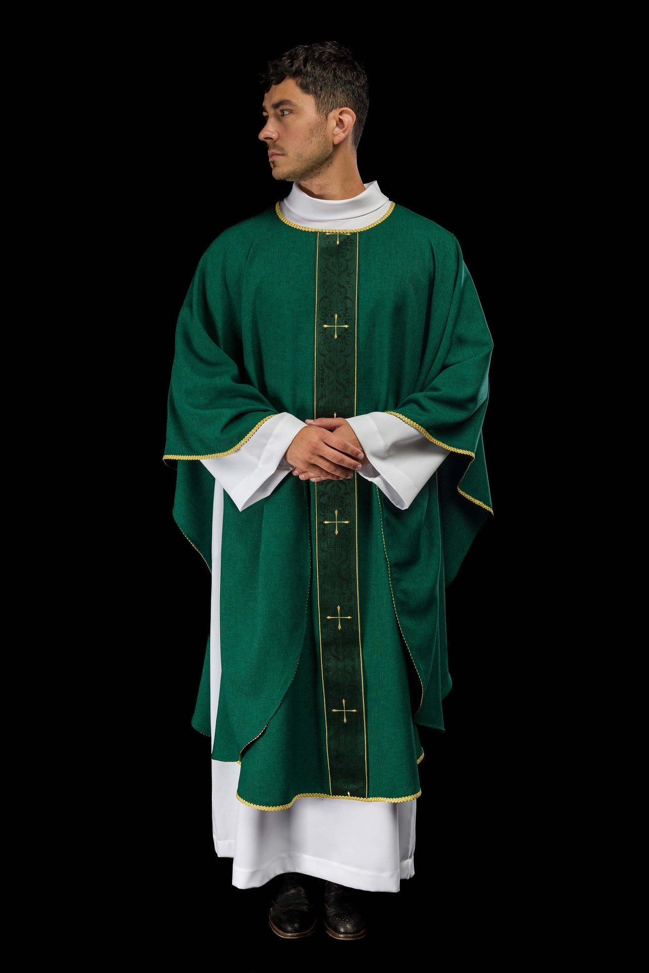 Chasuble de couleur verte avec une bande brodée de croix