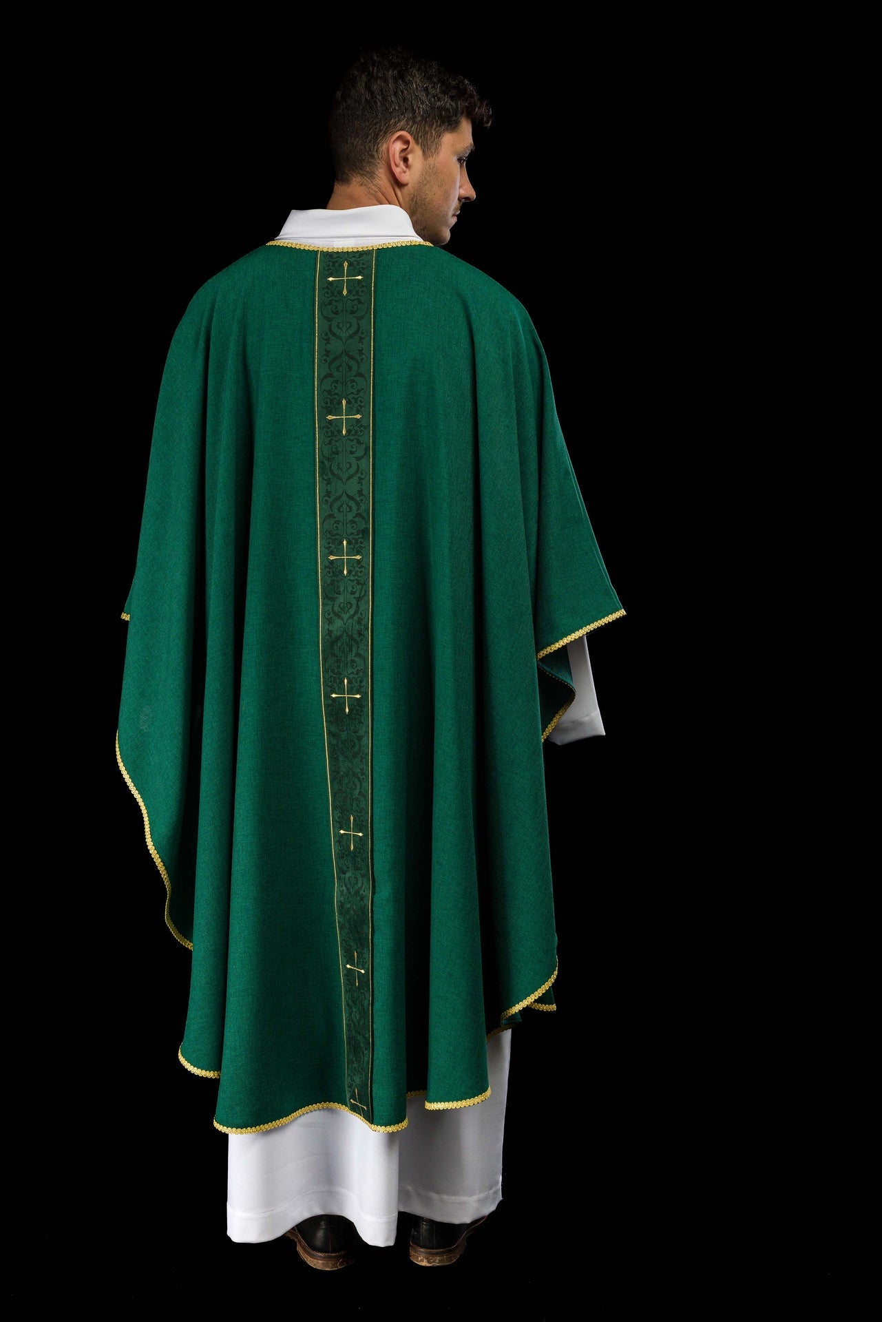 Chasuble de couleur verte avec une bande brodée de croix