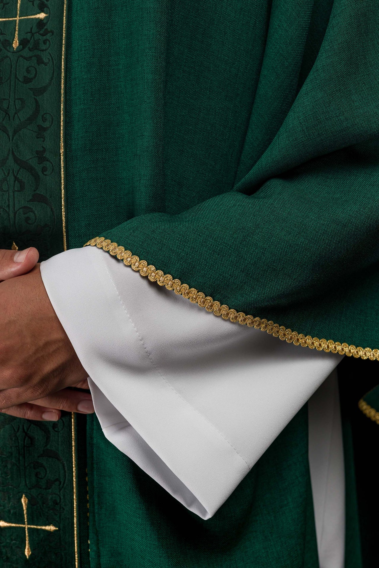 Chasuble de couleur verte avec une bande brodée de croix