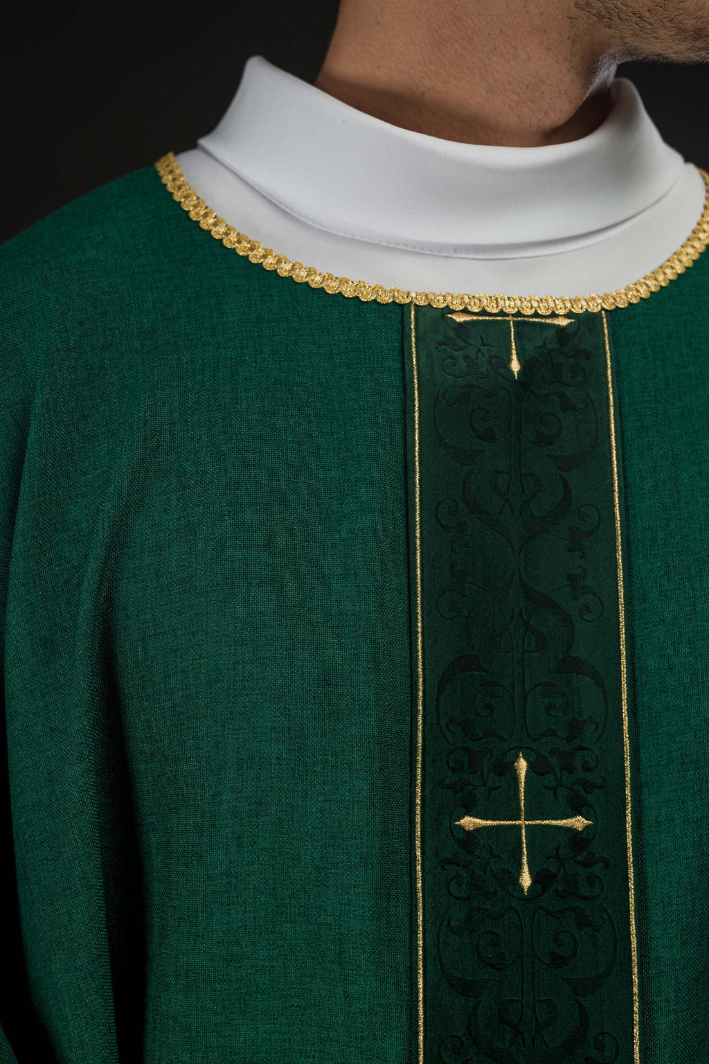 Chasuble de couleur verte avec une bande brodée de croix