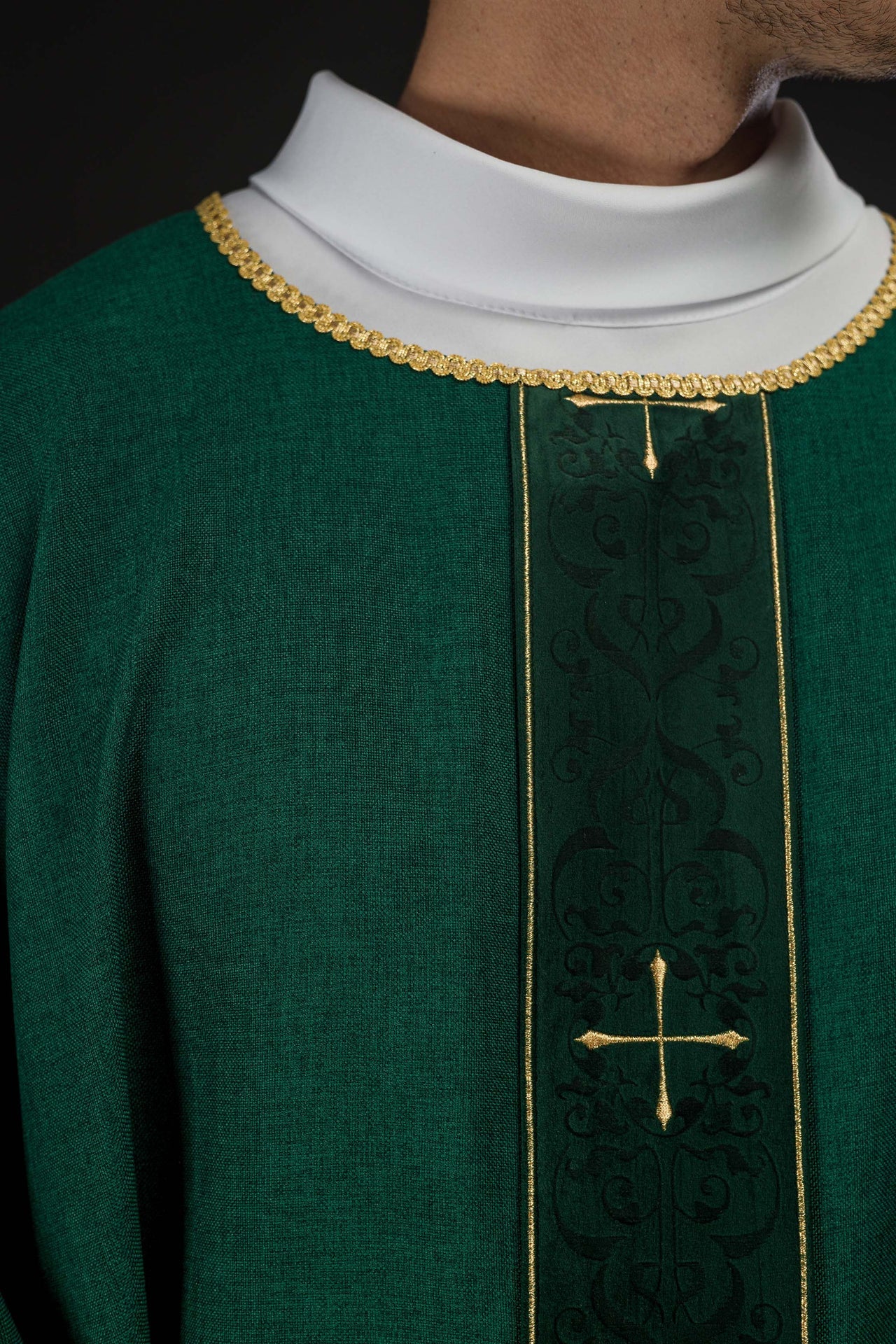 Chasuble de couleur verte avec une bande brodée de croix