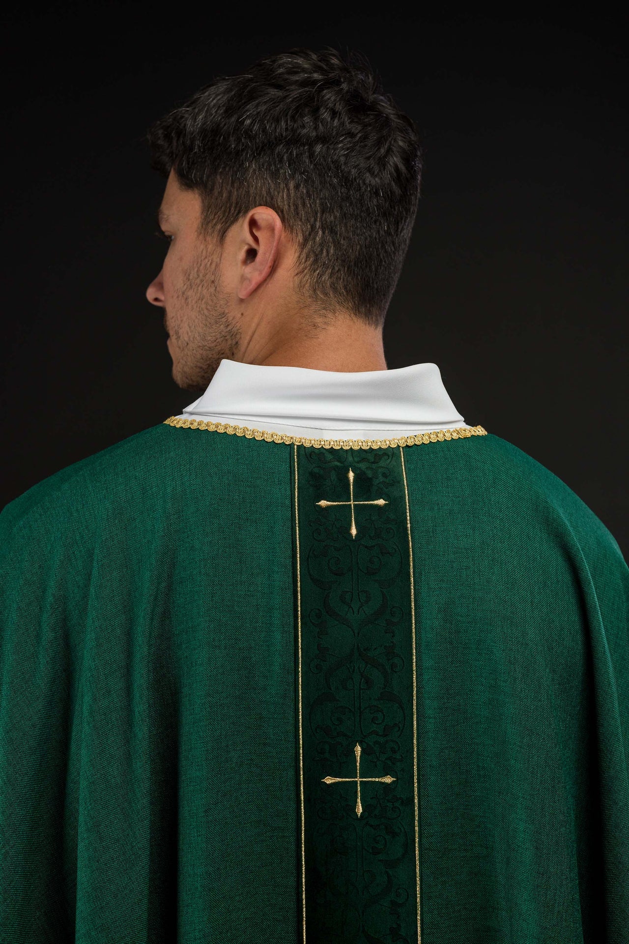 Chasuble de couleur verte avec une bande brodée de croix