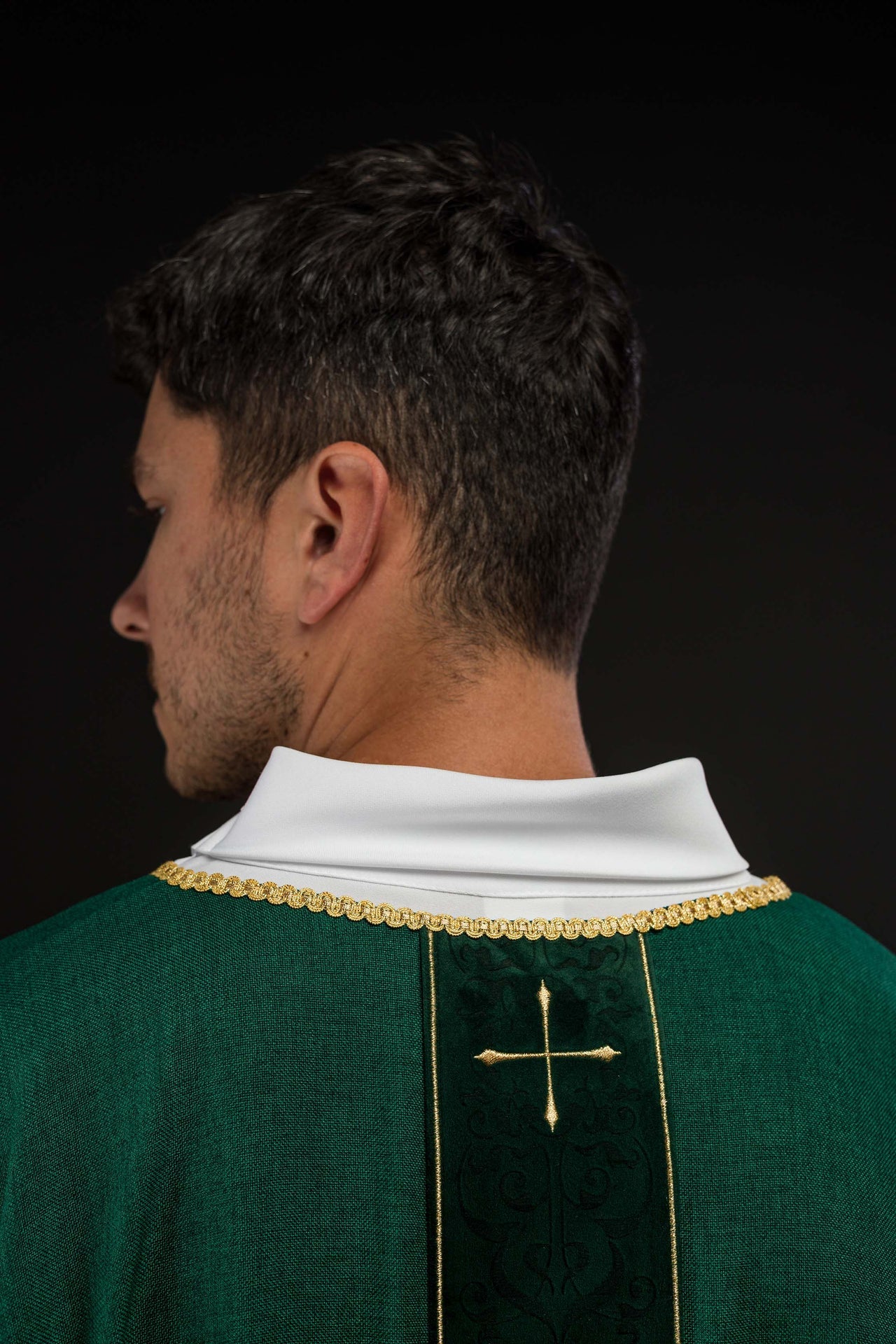 Chasuble de couleur verte avec une bande brodée de croix