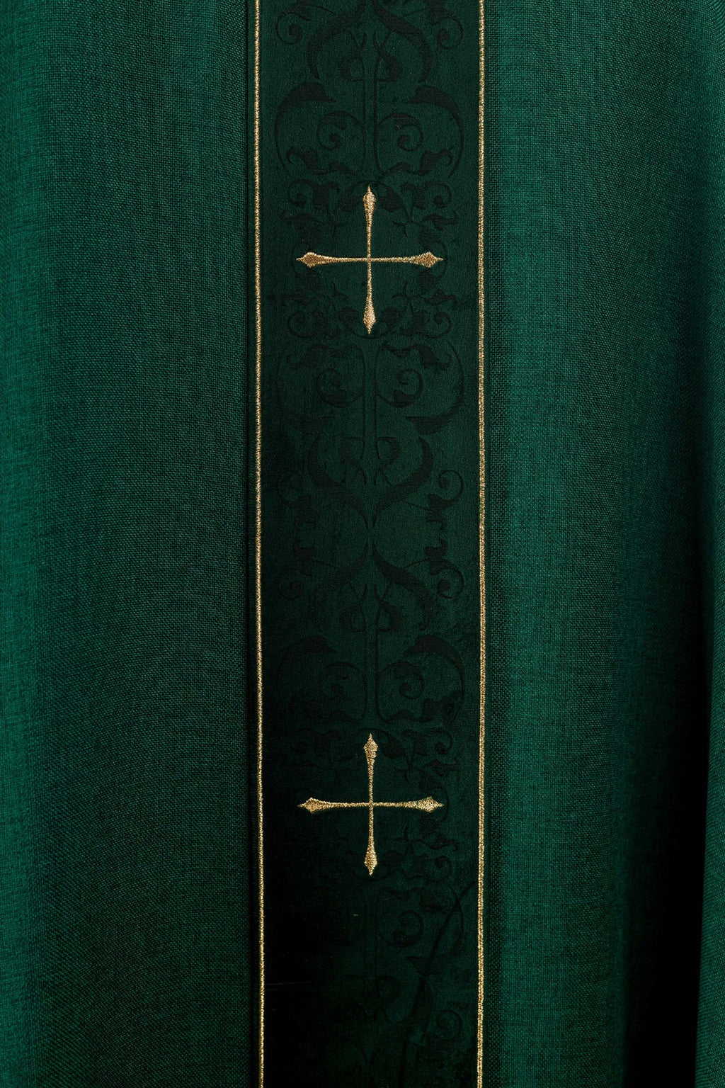 Chasuble de couleur verte avec une bande brodée de croix