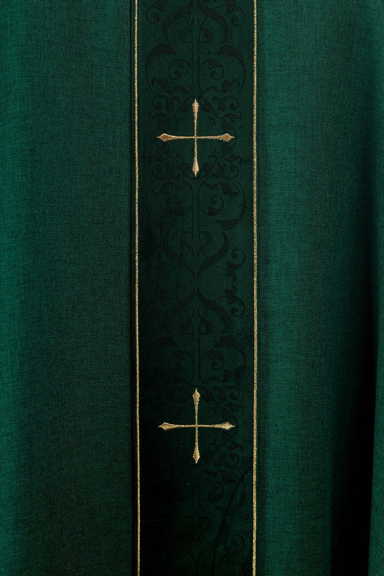 Chasuble de couleur verte avec une bande brodée de croix