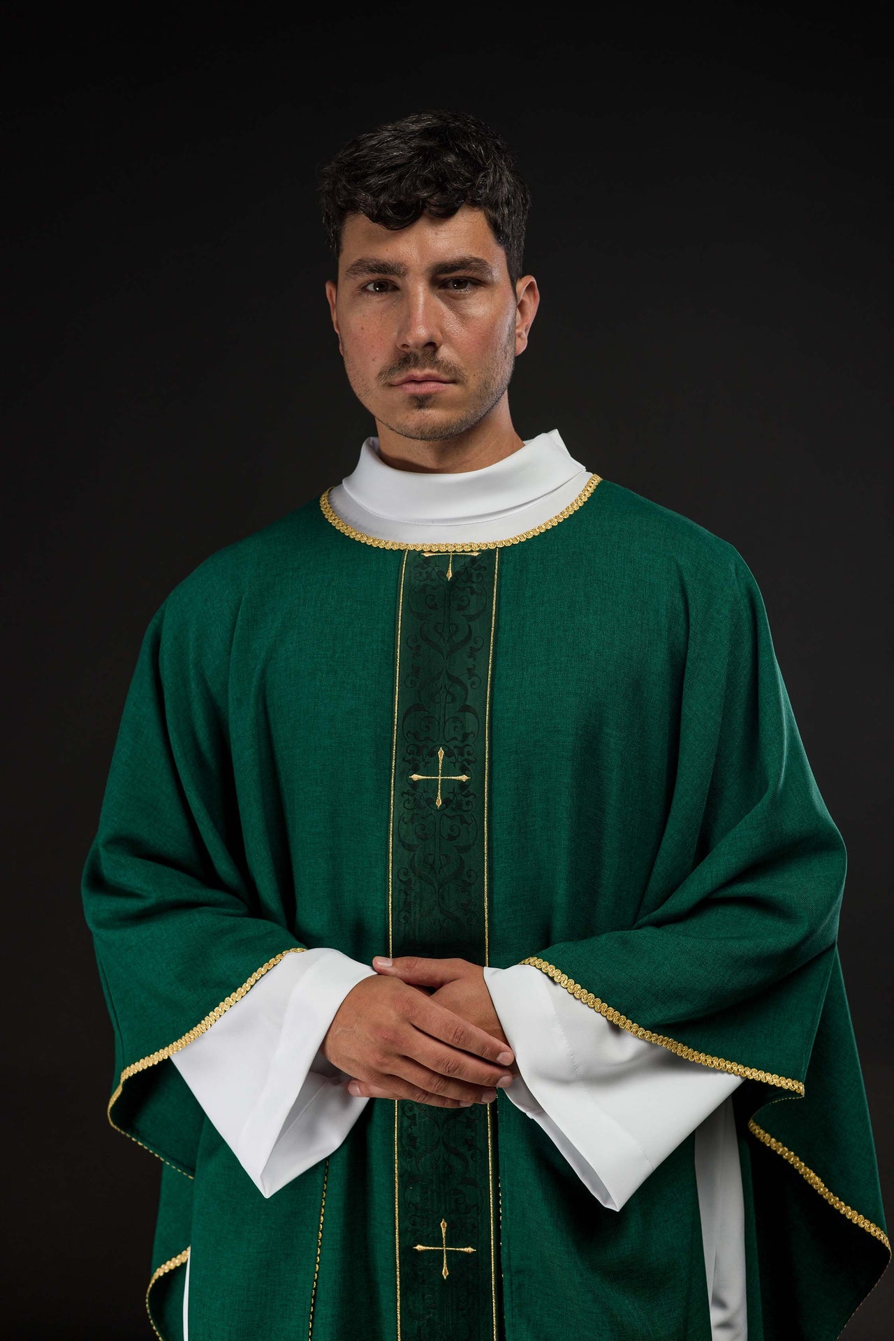 Chasuble de couleur verte avec une bande brodée de croix