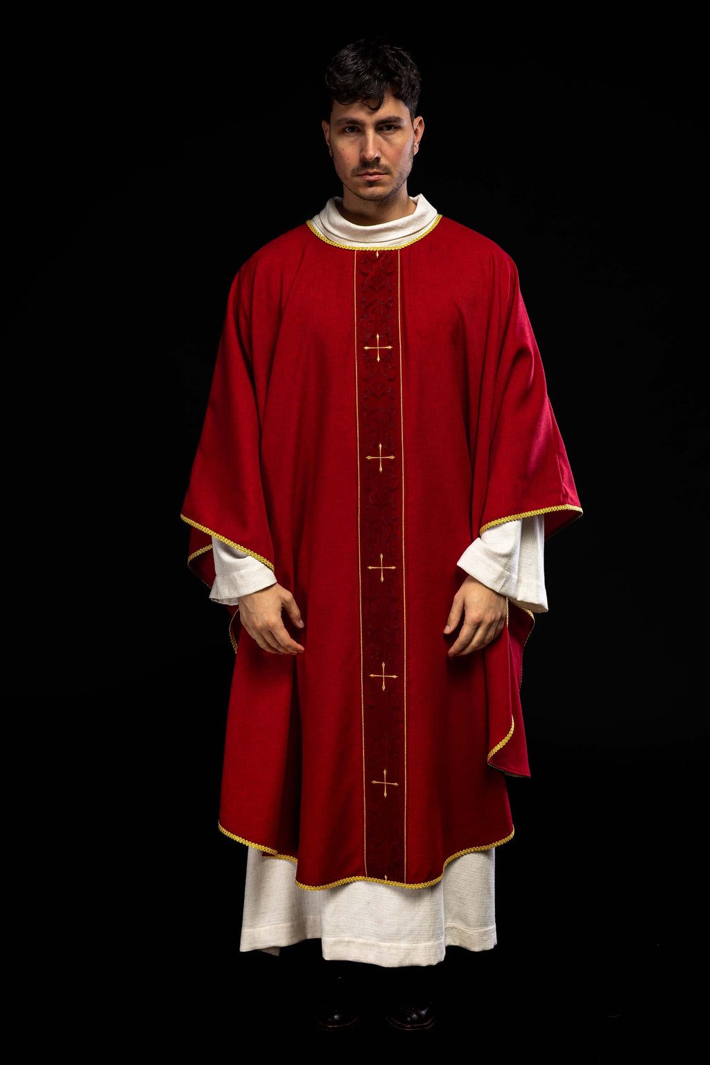 Chasuble rouge avec bande brodée de croix