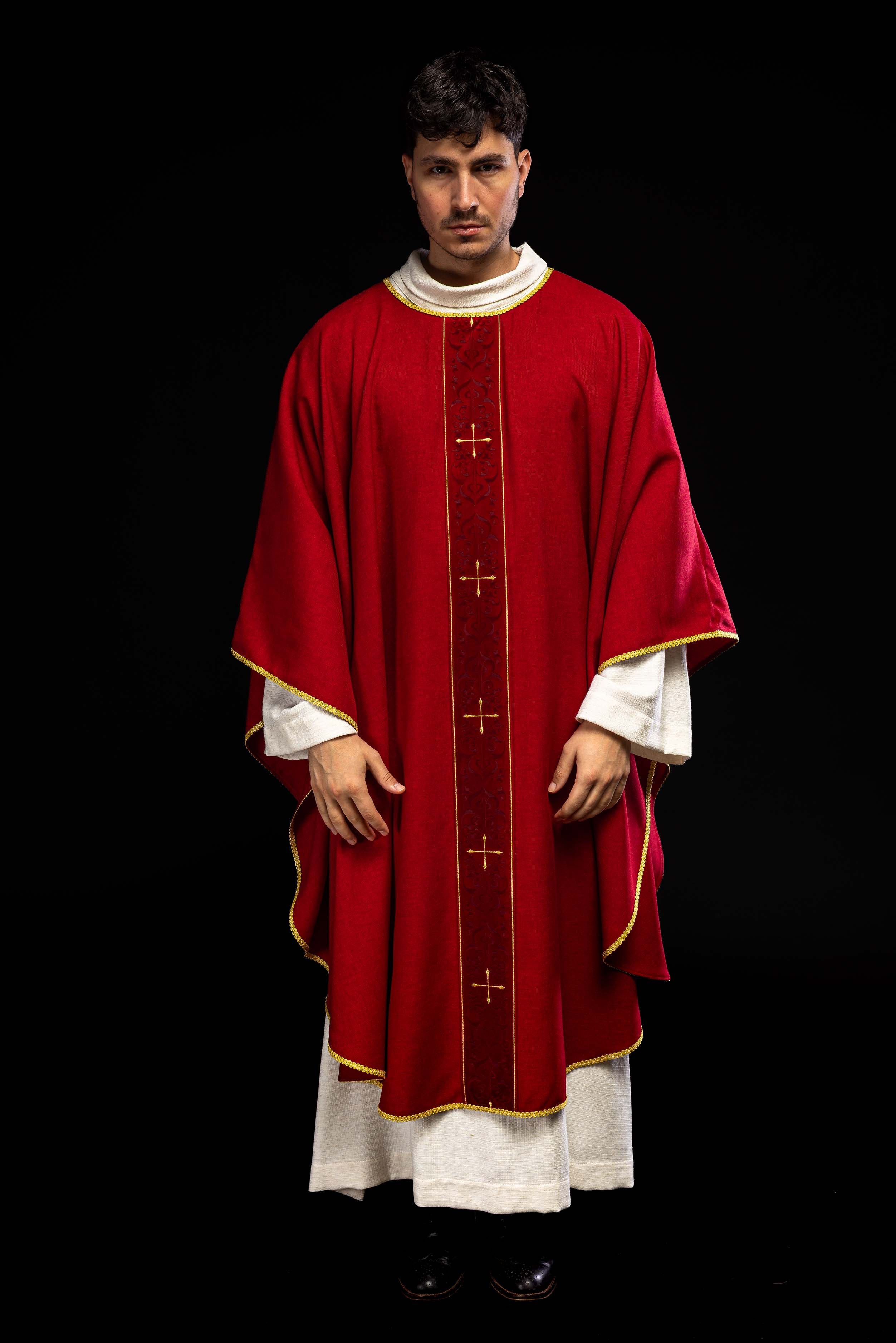 Chasuble rouge avec bande brodée de croix