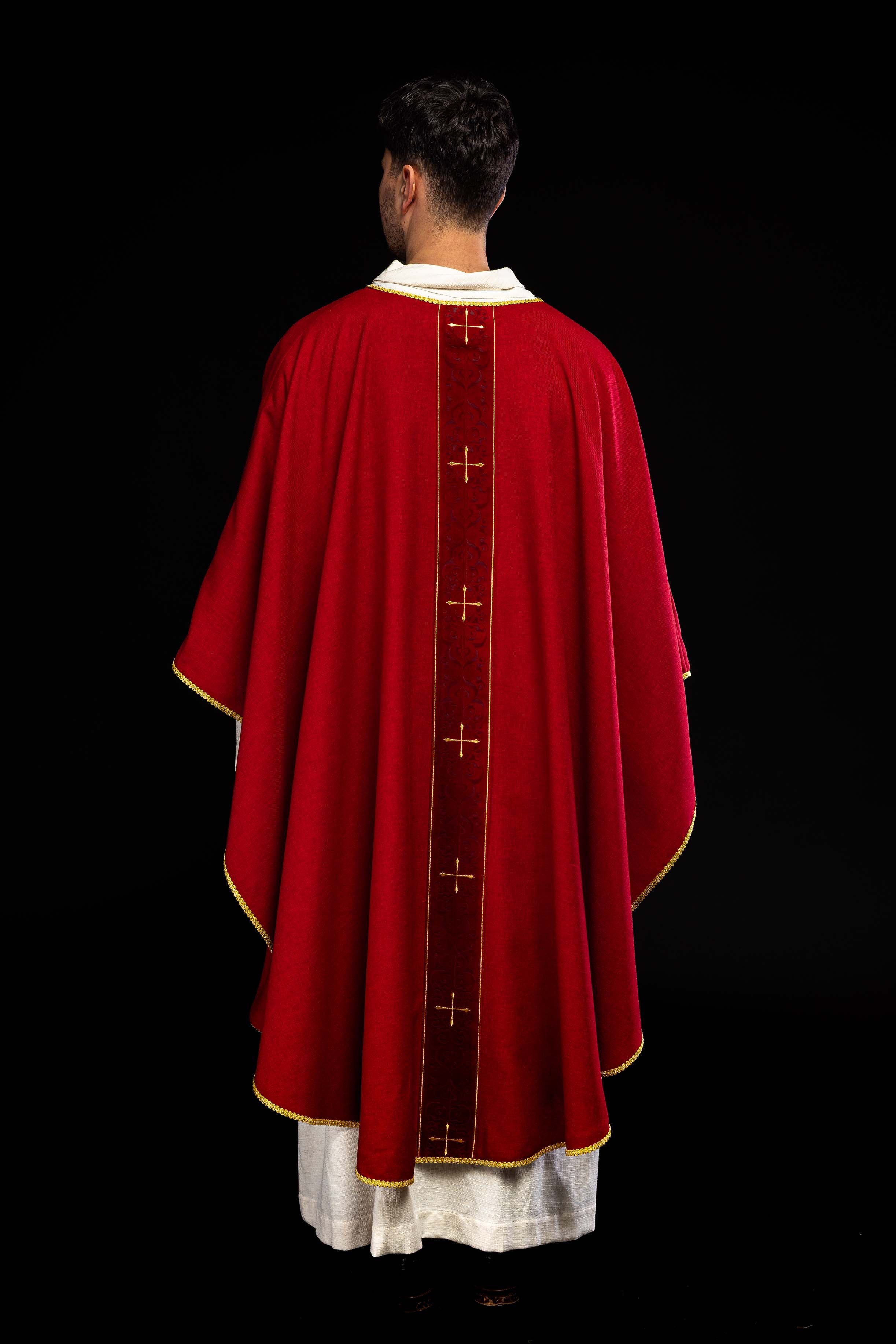 Chasuble rouge avec bande brodée de croix