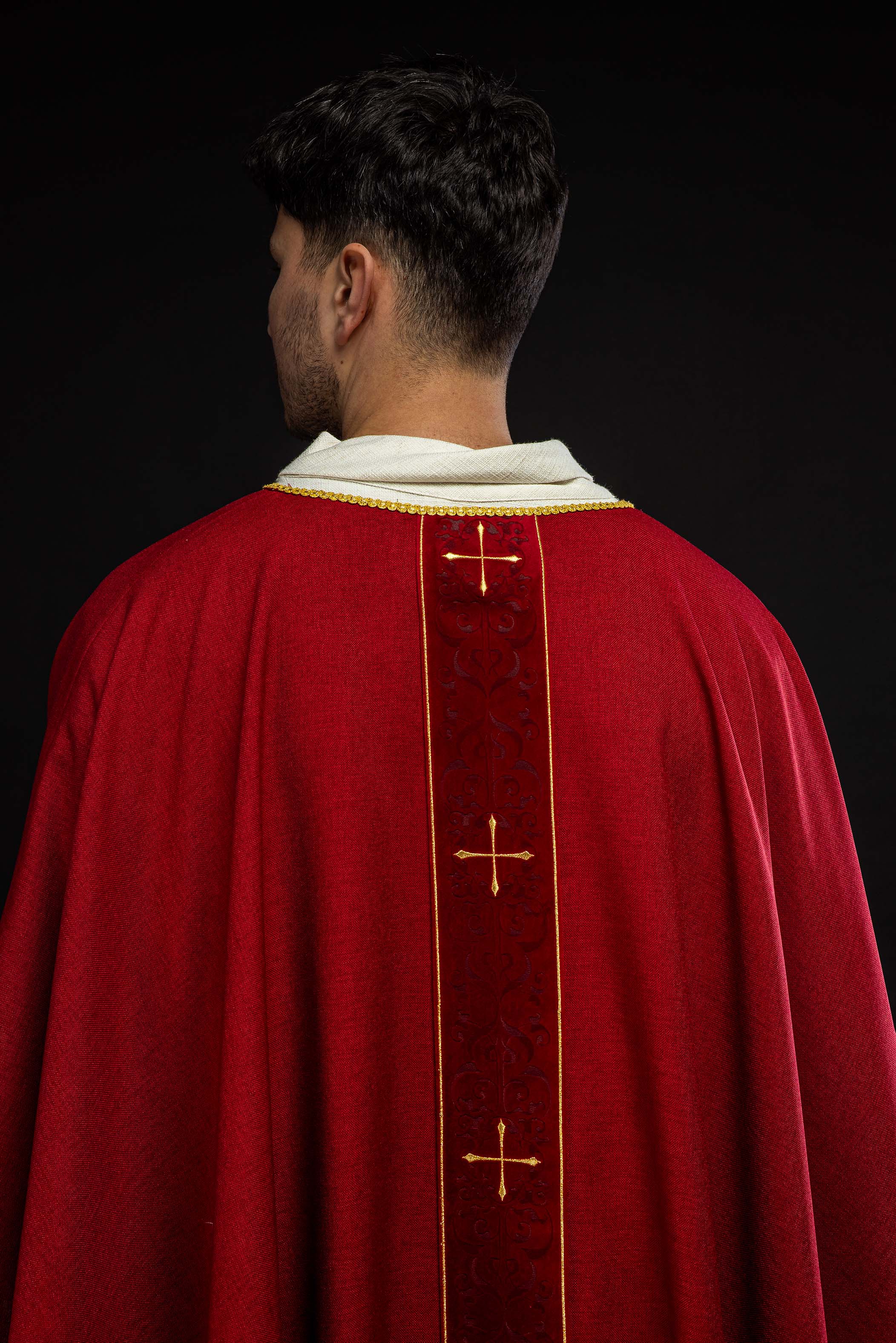 Chasuble rouge avec bande brodée de croix