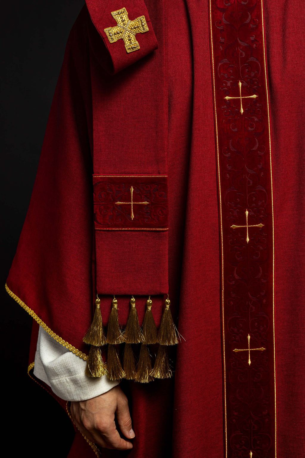 Chasuble rouge avec bande brodée de croix