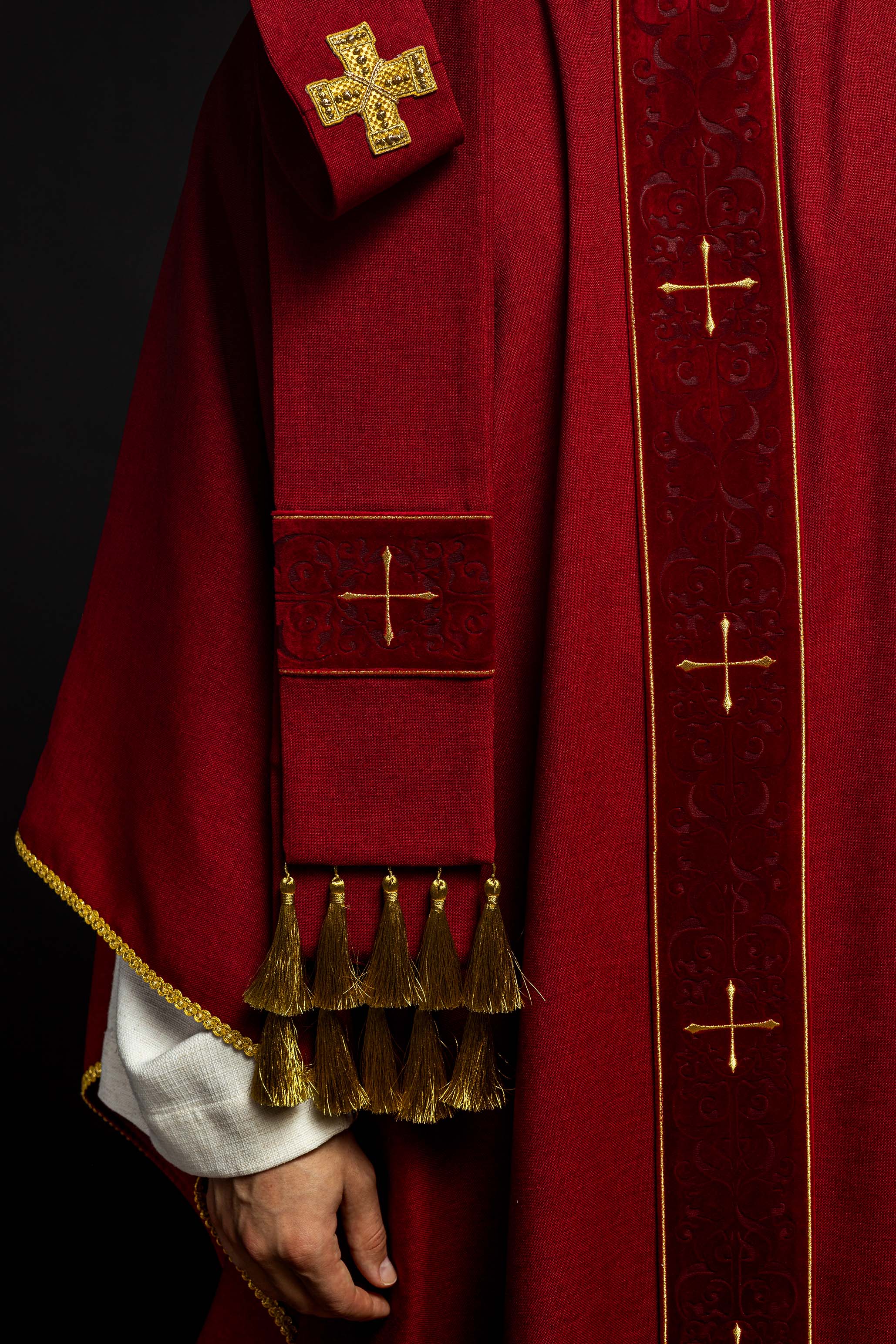 Chasuble rouge avec bande brodée de croix