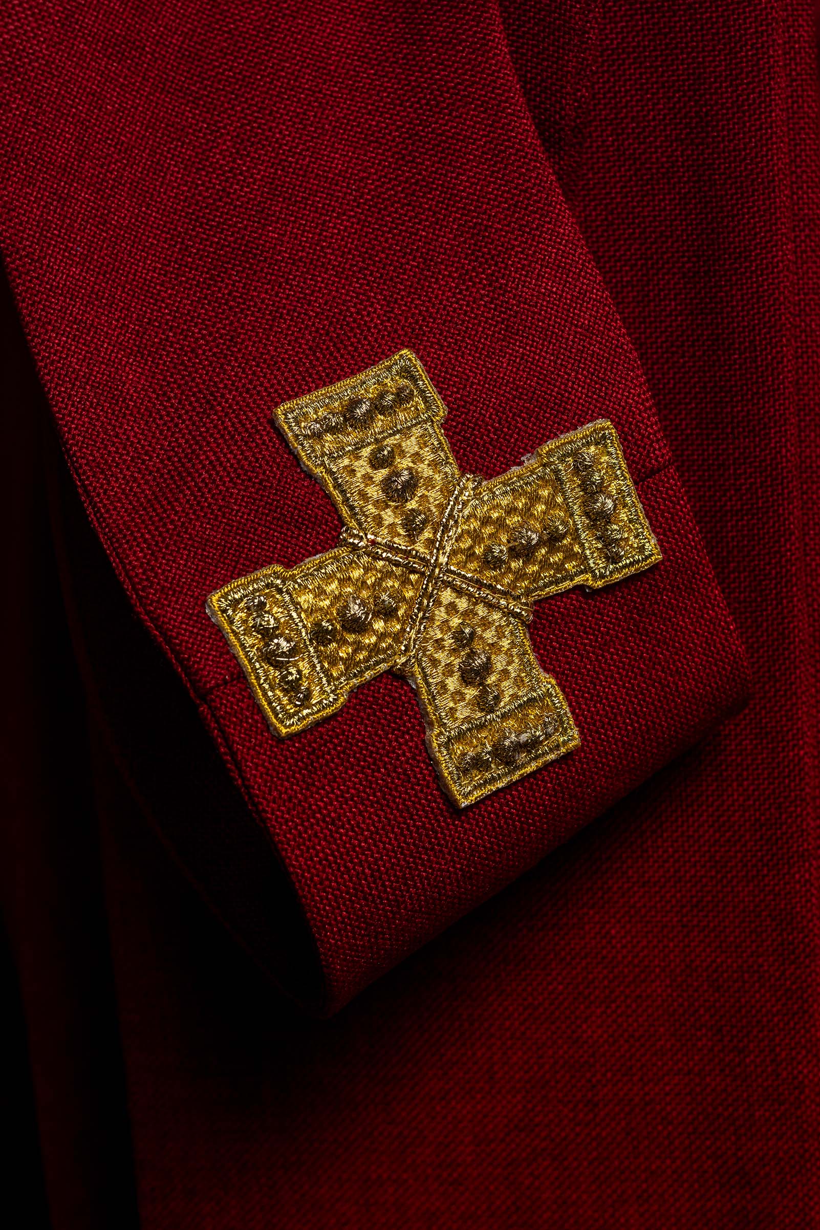 Chasuble rouge avec bande brodée de croix
