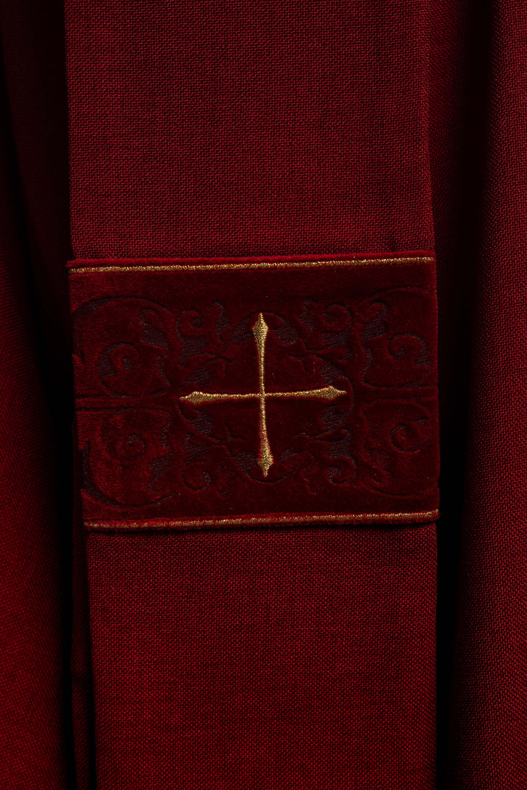 Chasuble rouge avec bande brodée de croix