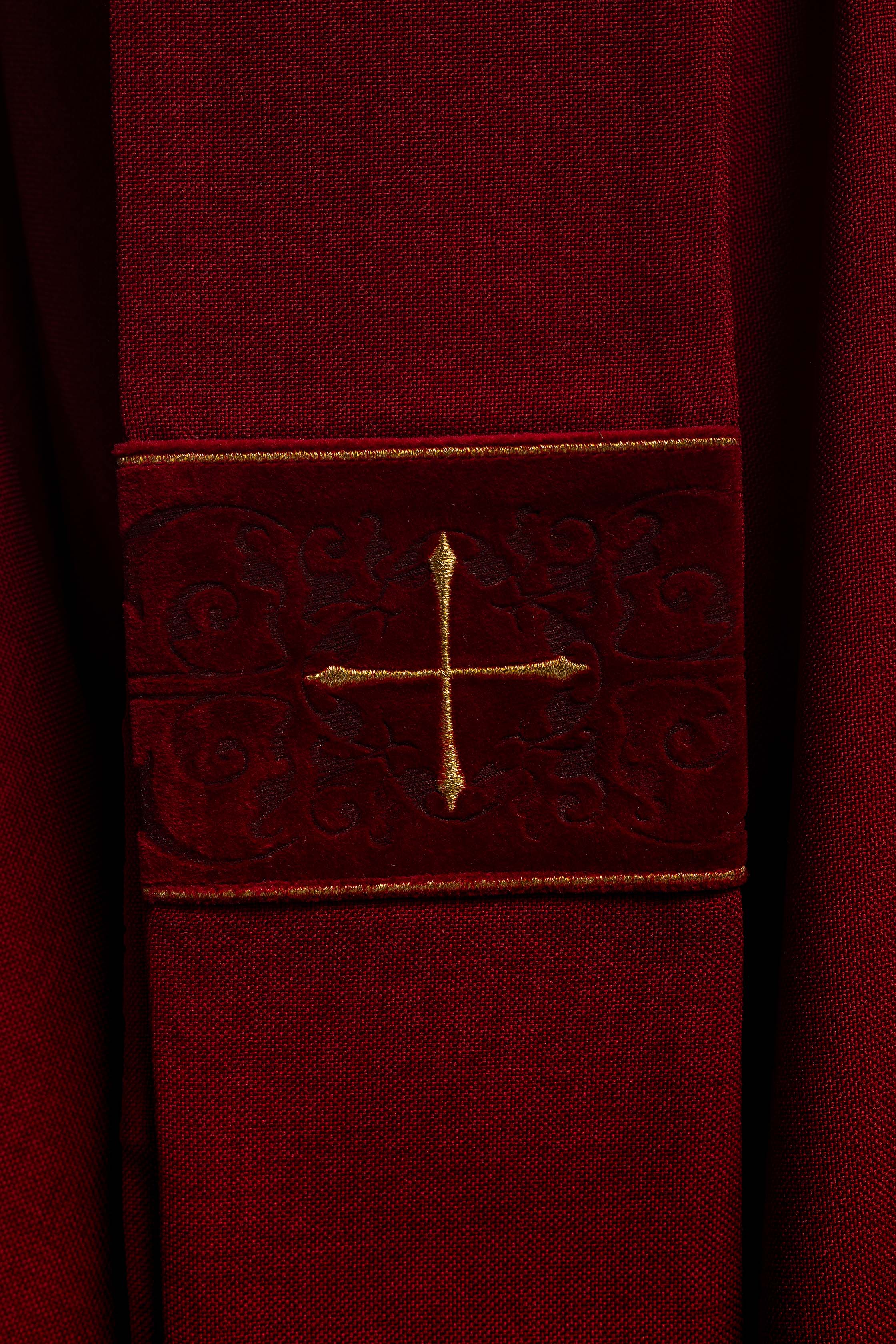 Chasuble rouge avec bande brodée de croix