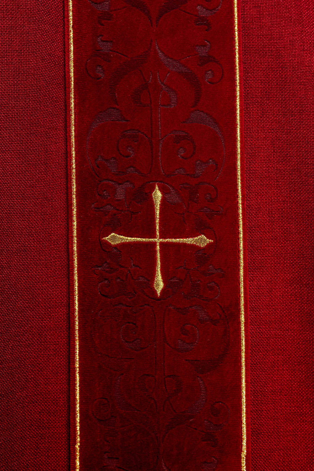 Chasuble rouge avec bande brodée de croix