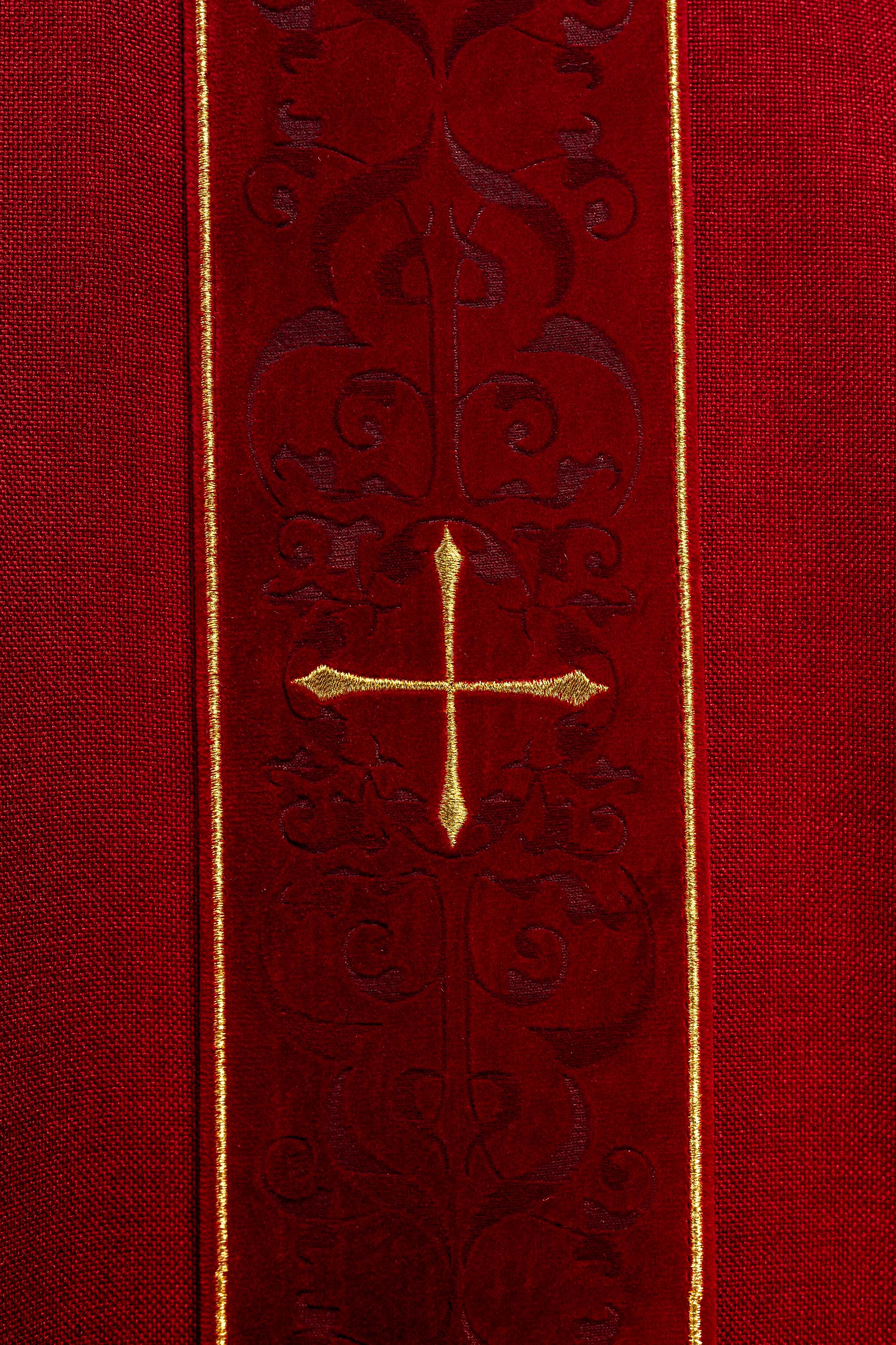 Chasuble rouge avec bande brodée de croix